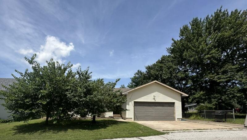 2201 South 18th Avenue Property Photo 1