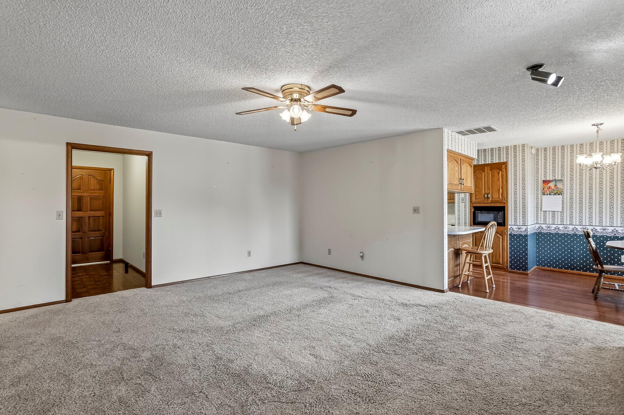 2812 East Linwood Street Property Photo 3