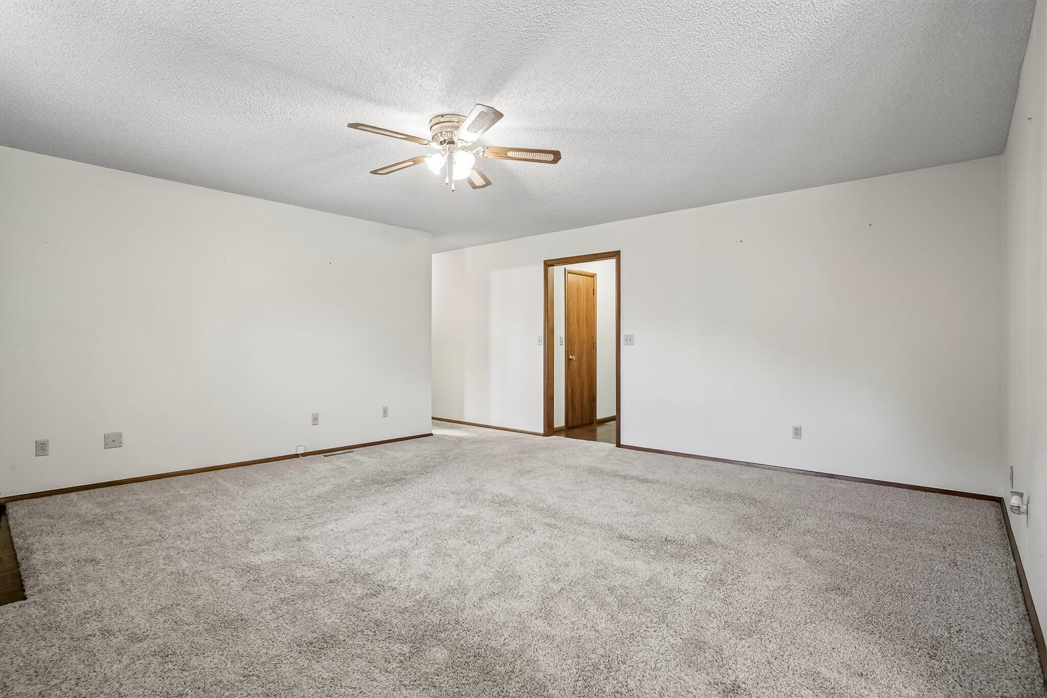 2812 East Linwood Street Property Photo 10