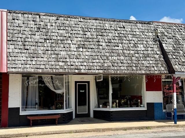 123 North Oak Street Property Photo 2