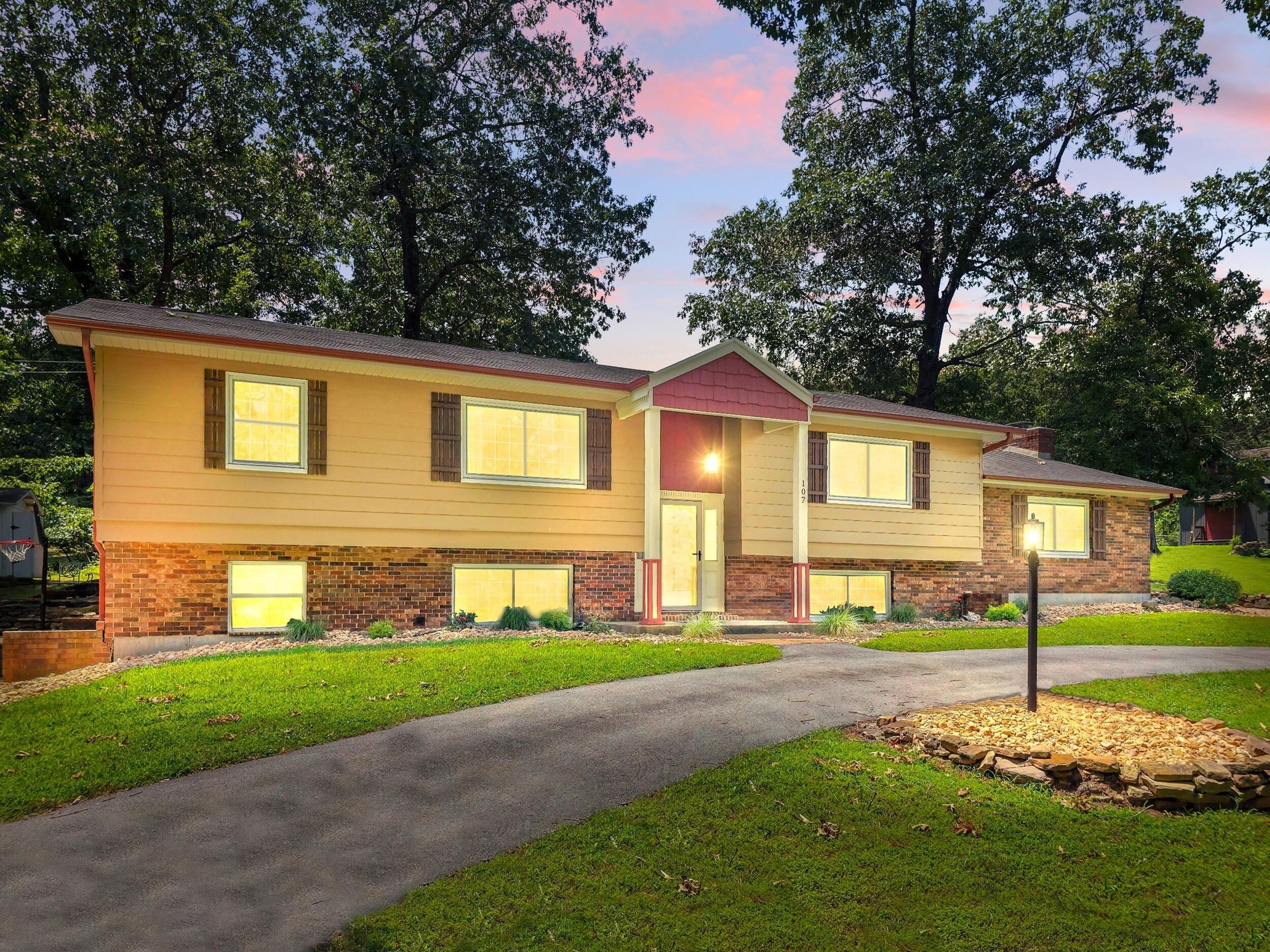 107 Oakwood Drive Property Photo 1