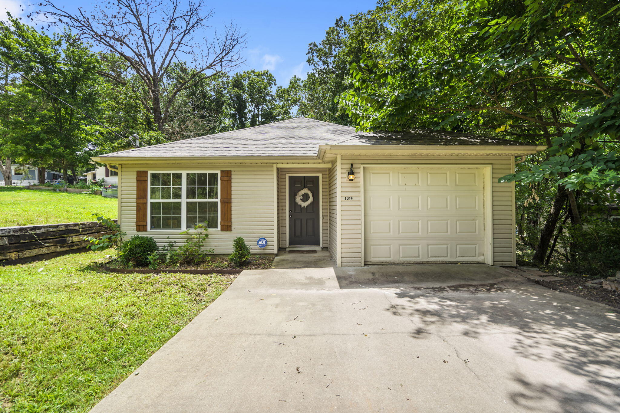 1014 Buck Lane Property Photo 1