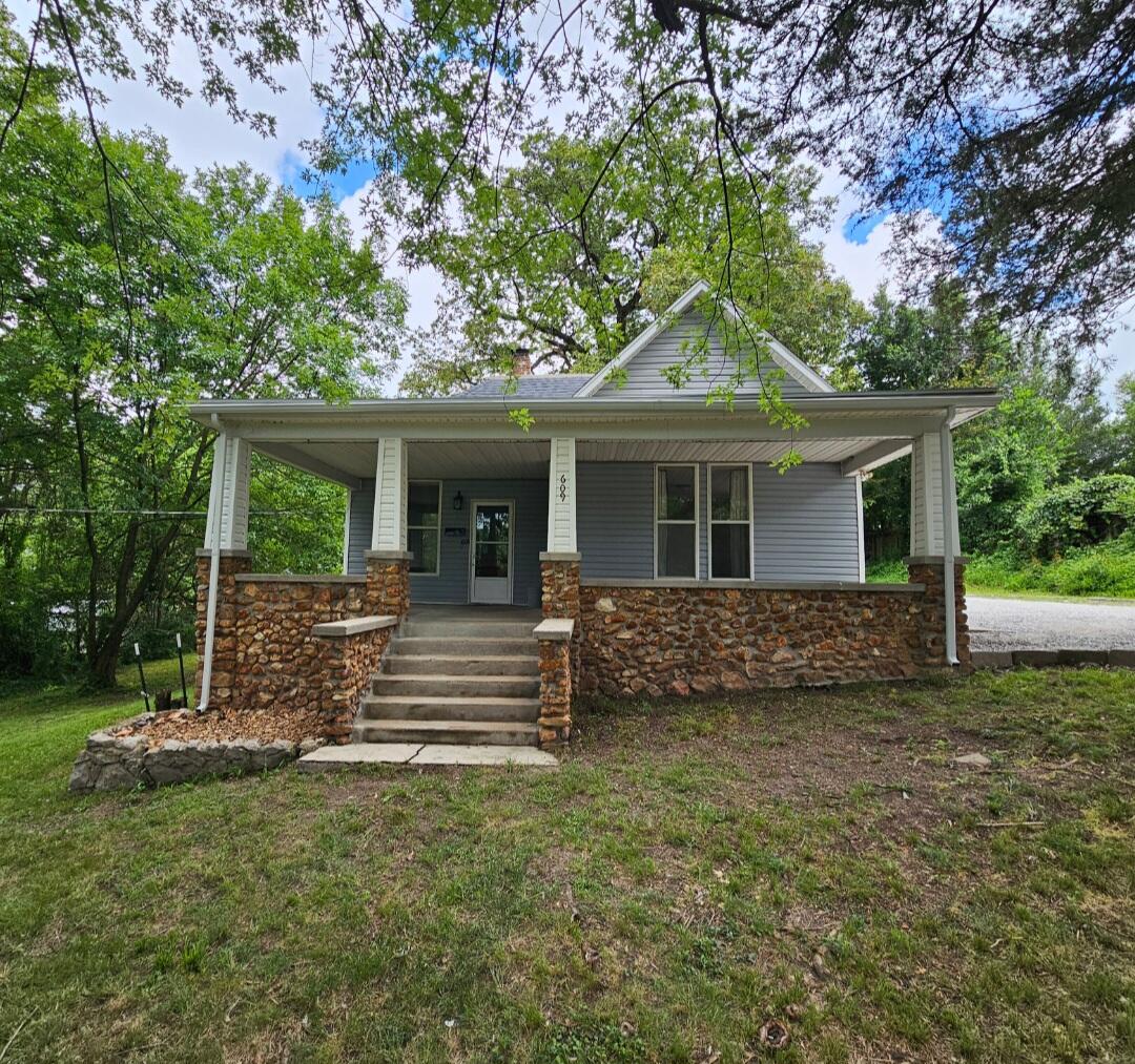609 South College Street Property Photo 1
