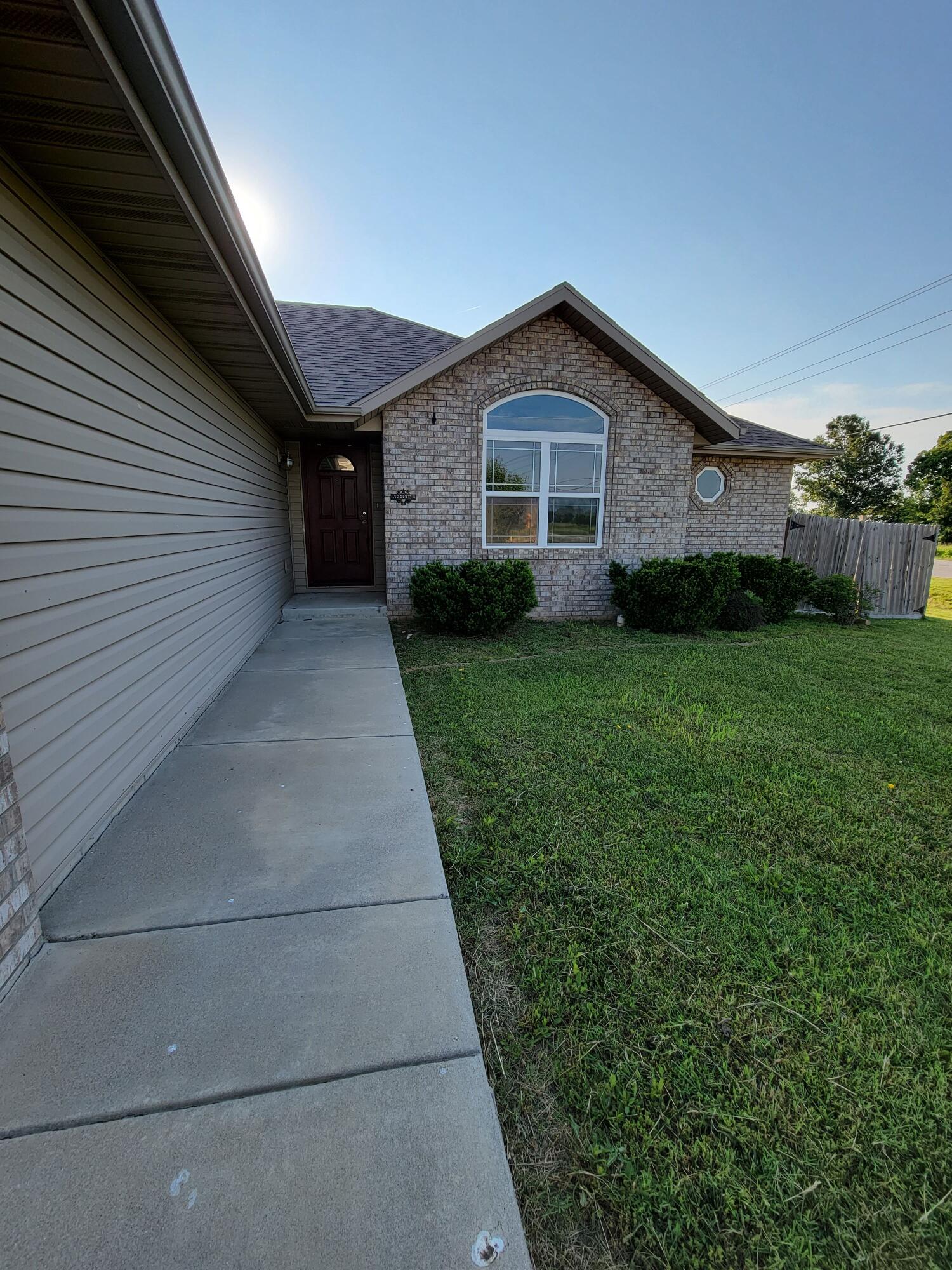 100 Hawthorn Avenue Property Photo 3