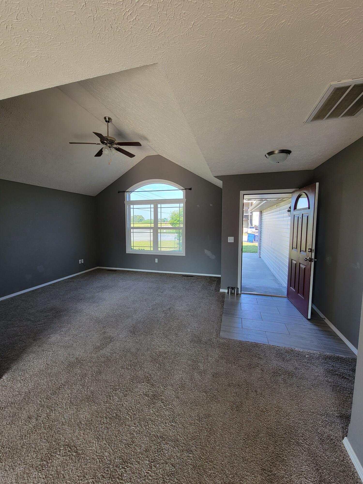 100 Hawthorn Avenue Property Photo 4