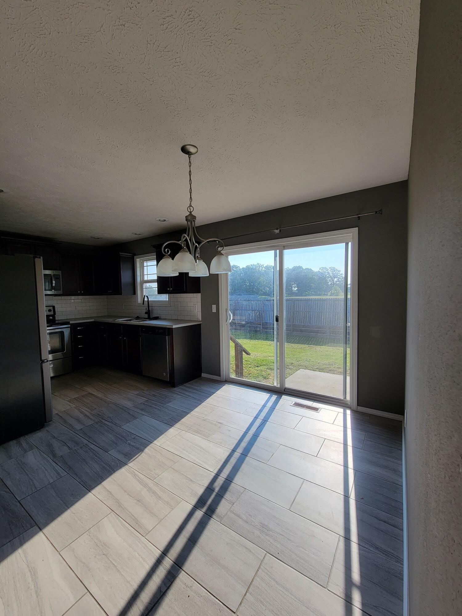 100 Hawthorn Avenue Property Photo 6