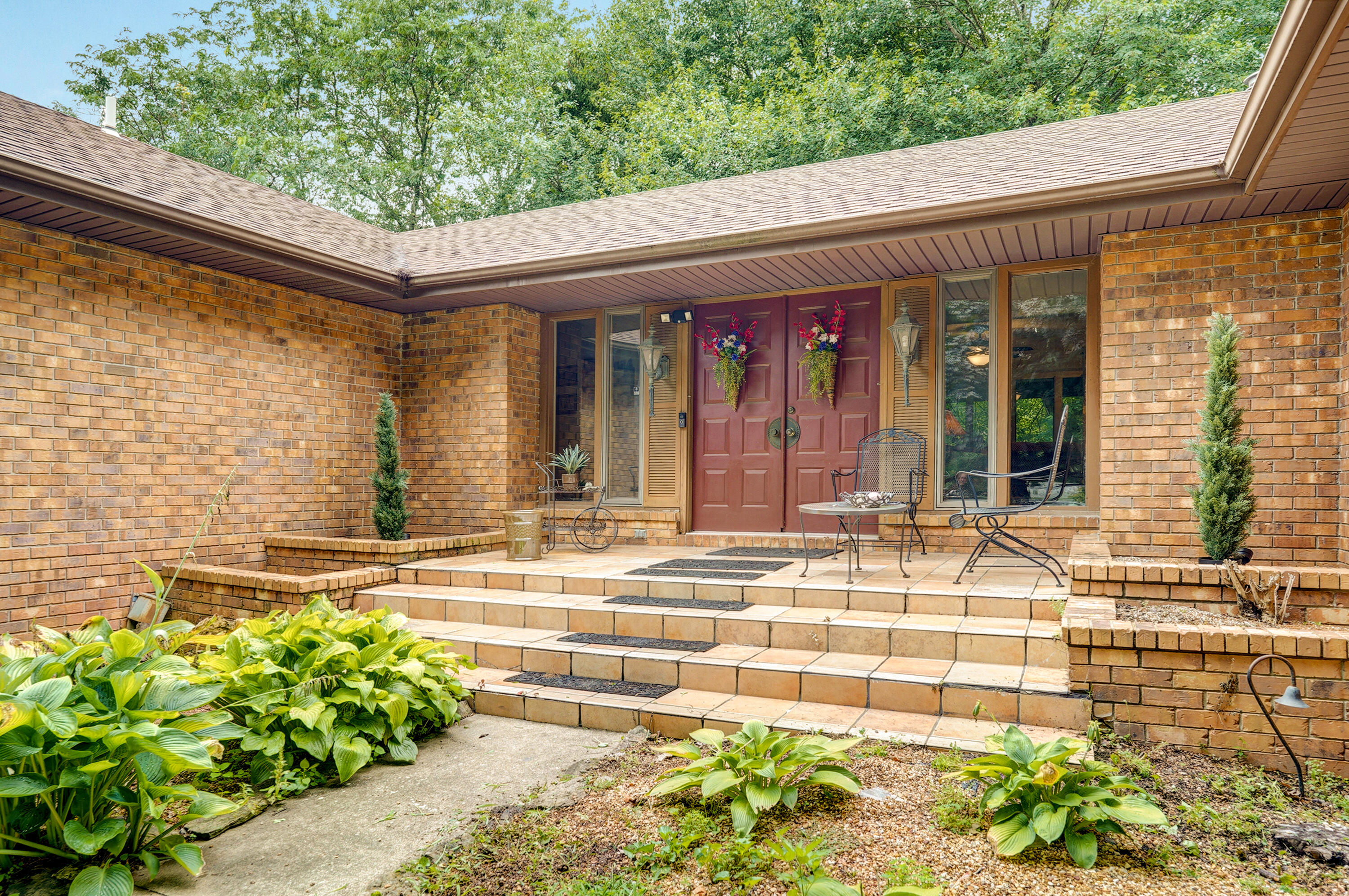 667 South Broadview Drive Property Photo 4