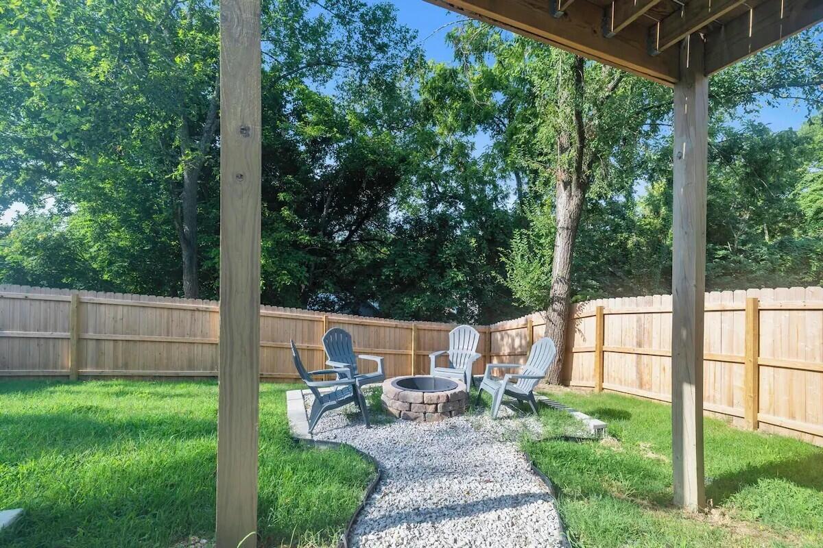 310 West College Street Property Photo 24