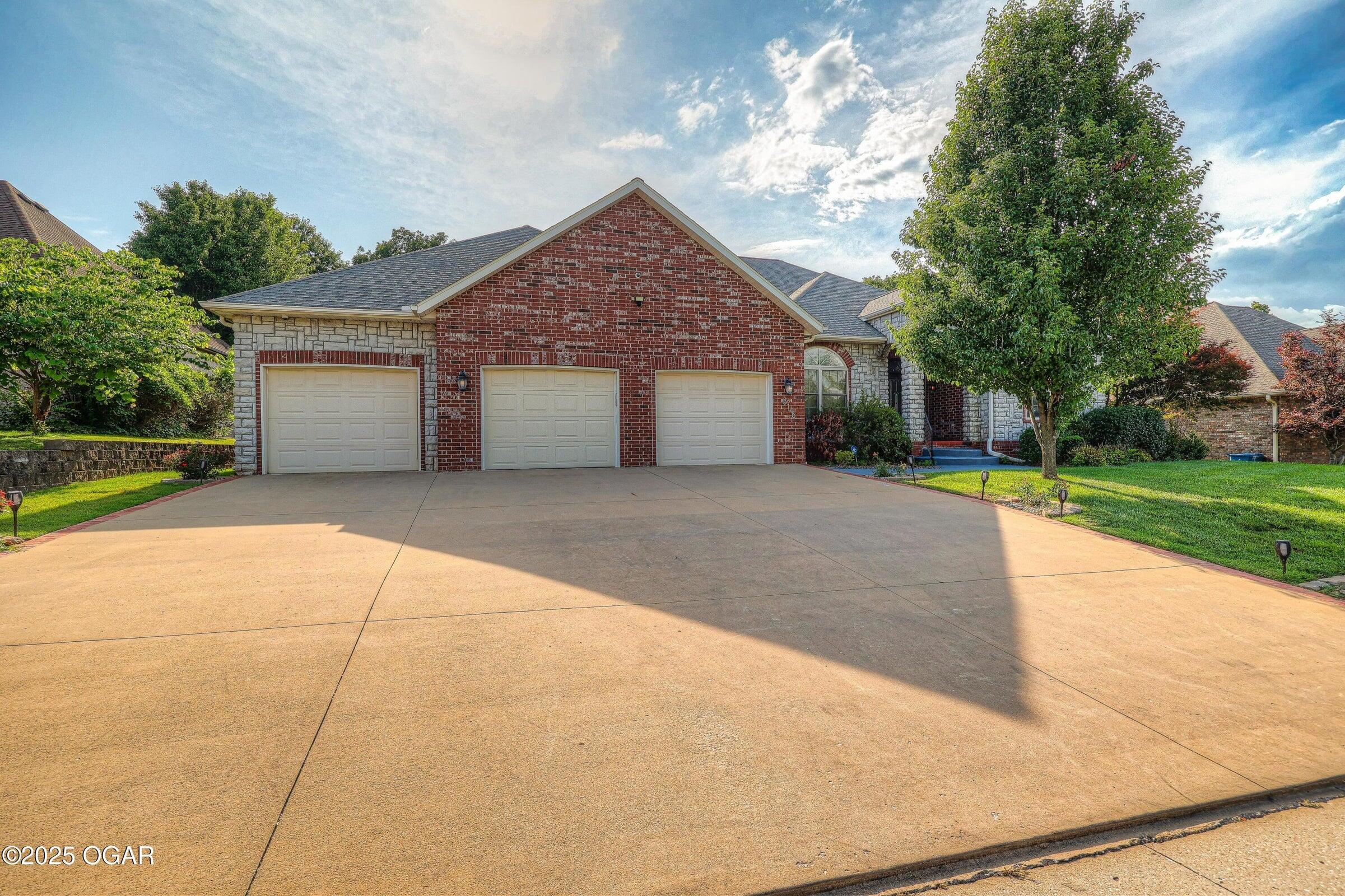 318 Fox Fire Court Property Photo 3