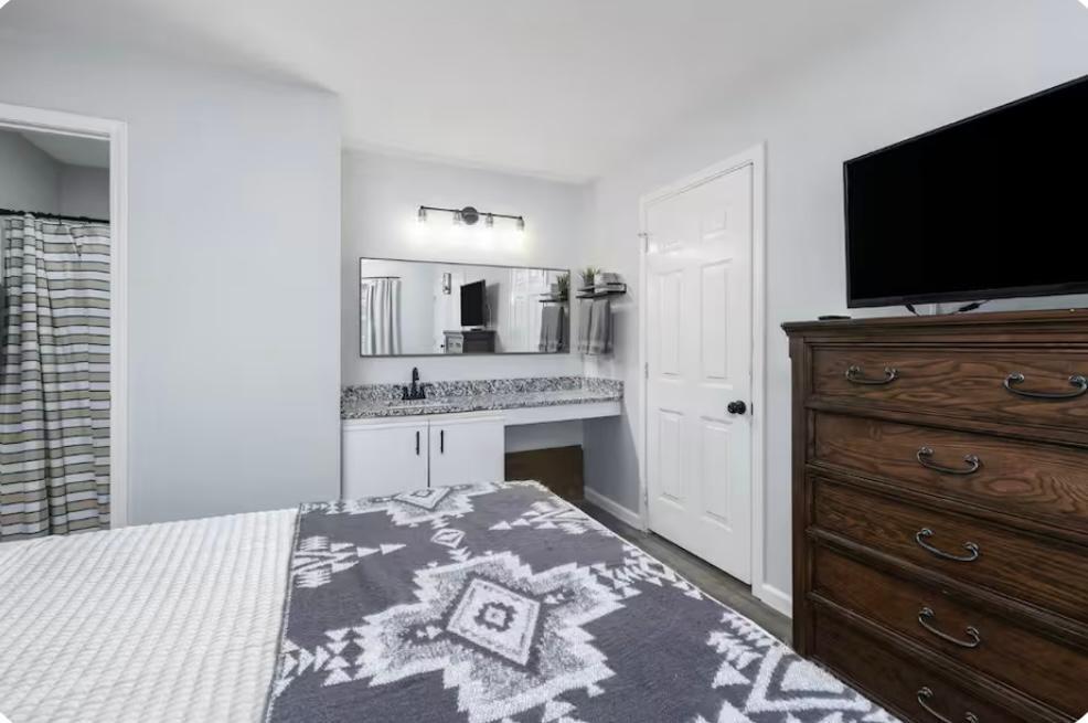 200 Golfview Drive Property Photo 4