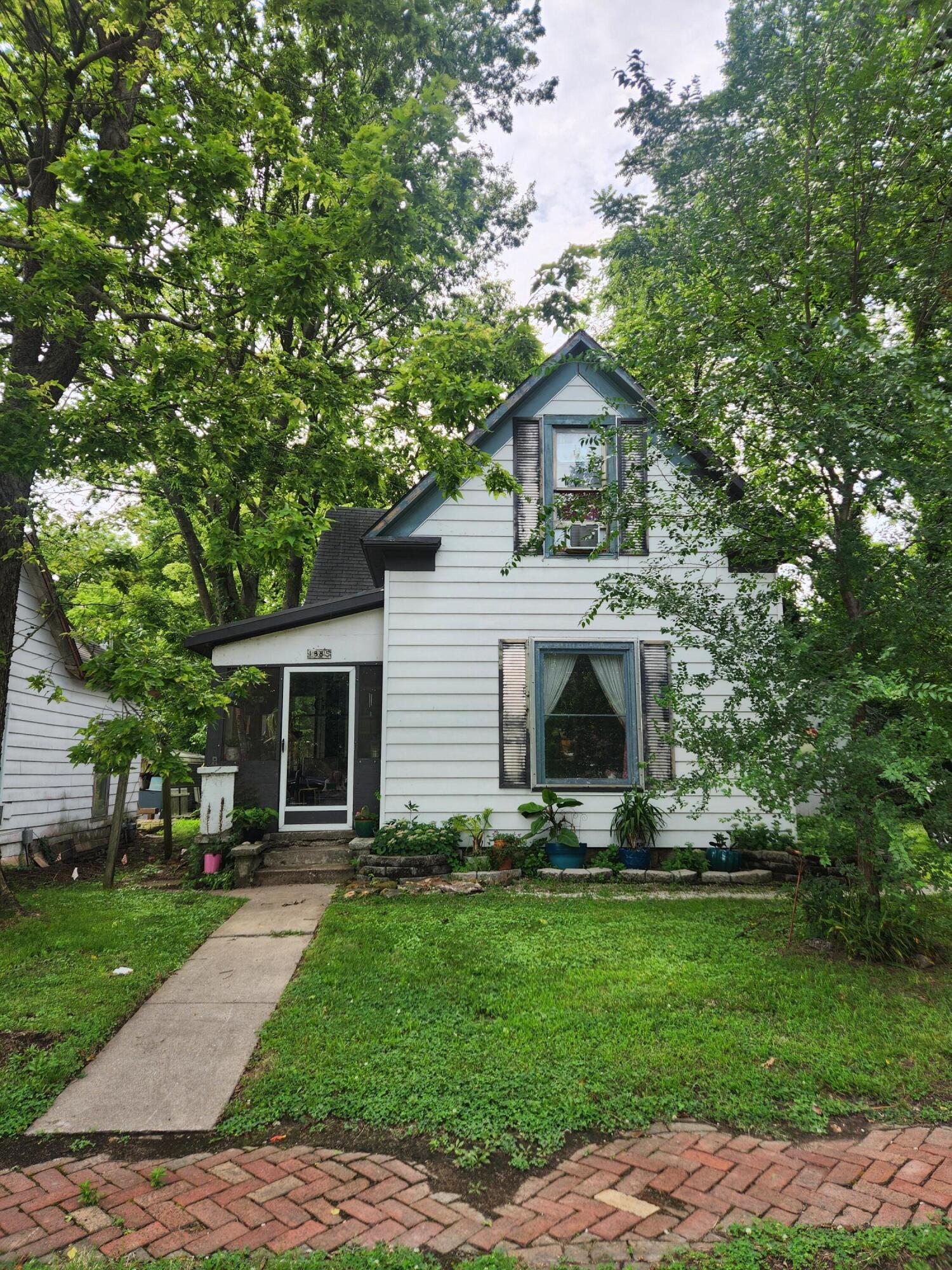 1885 North Lyon Avenue Property Photo 1