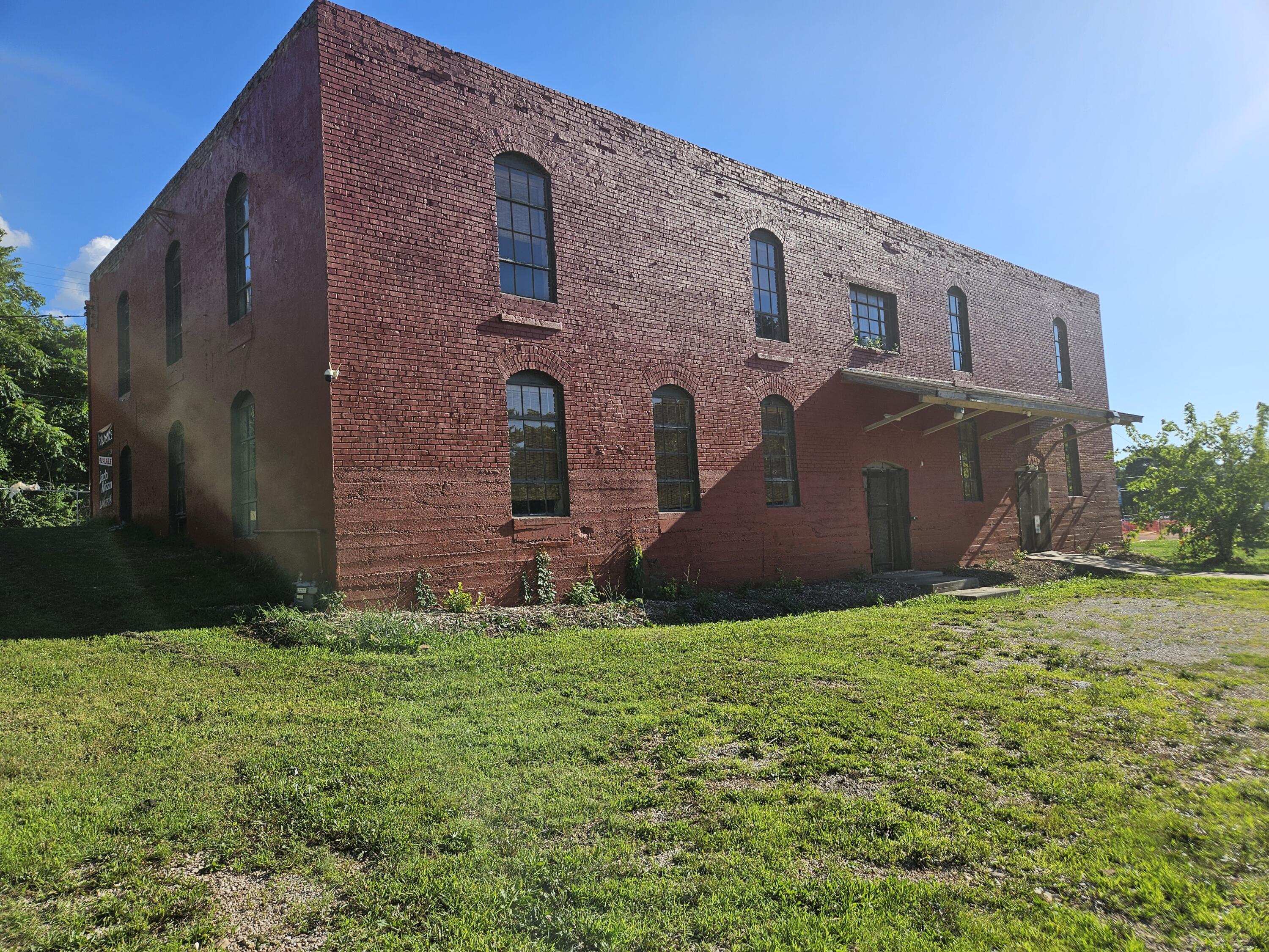 1303 West College Street Property Photo 1