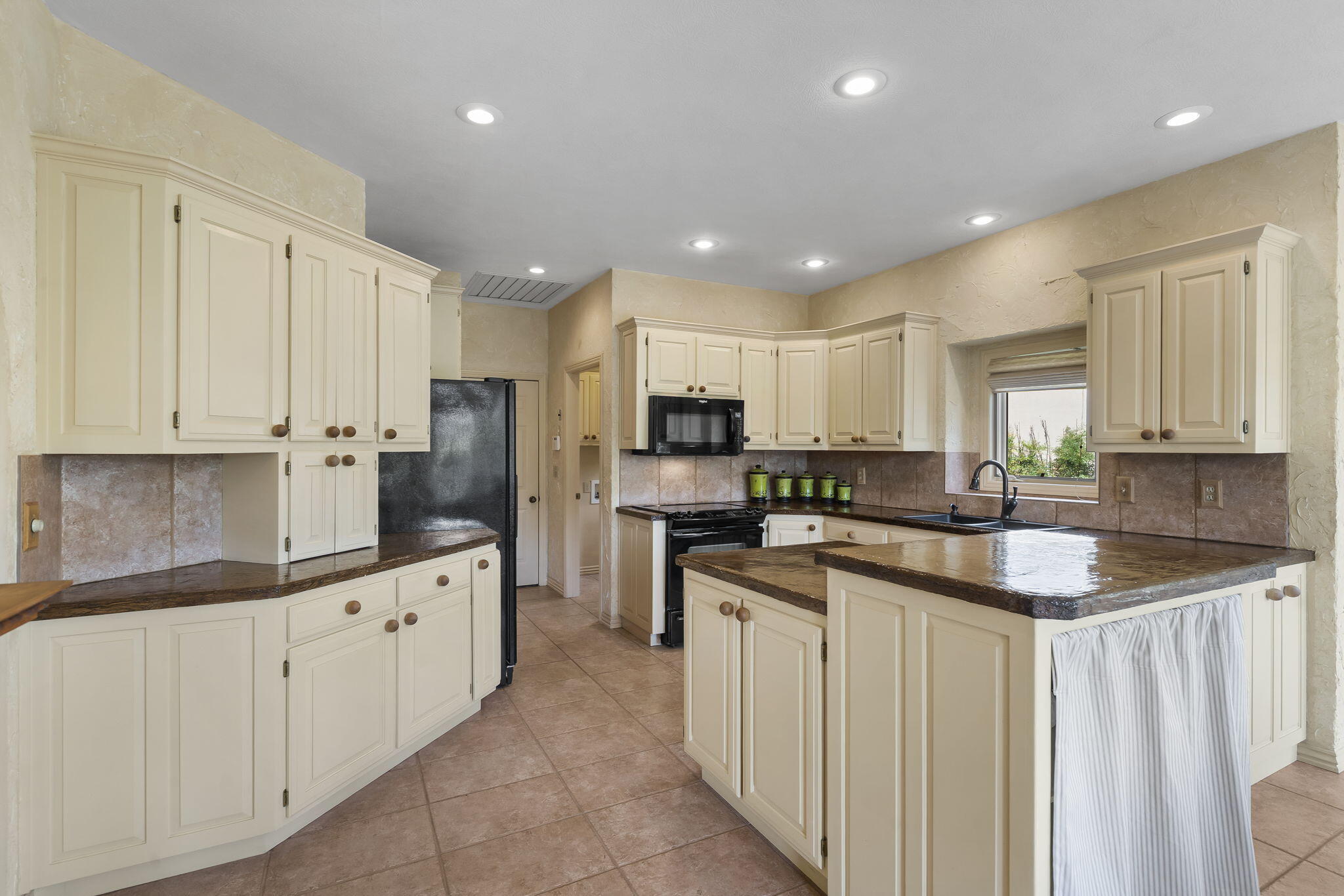 966 South Carriage Avenue Property Photo 8
