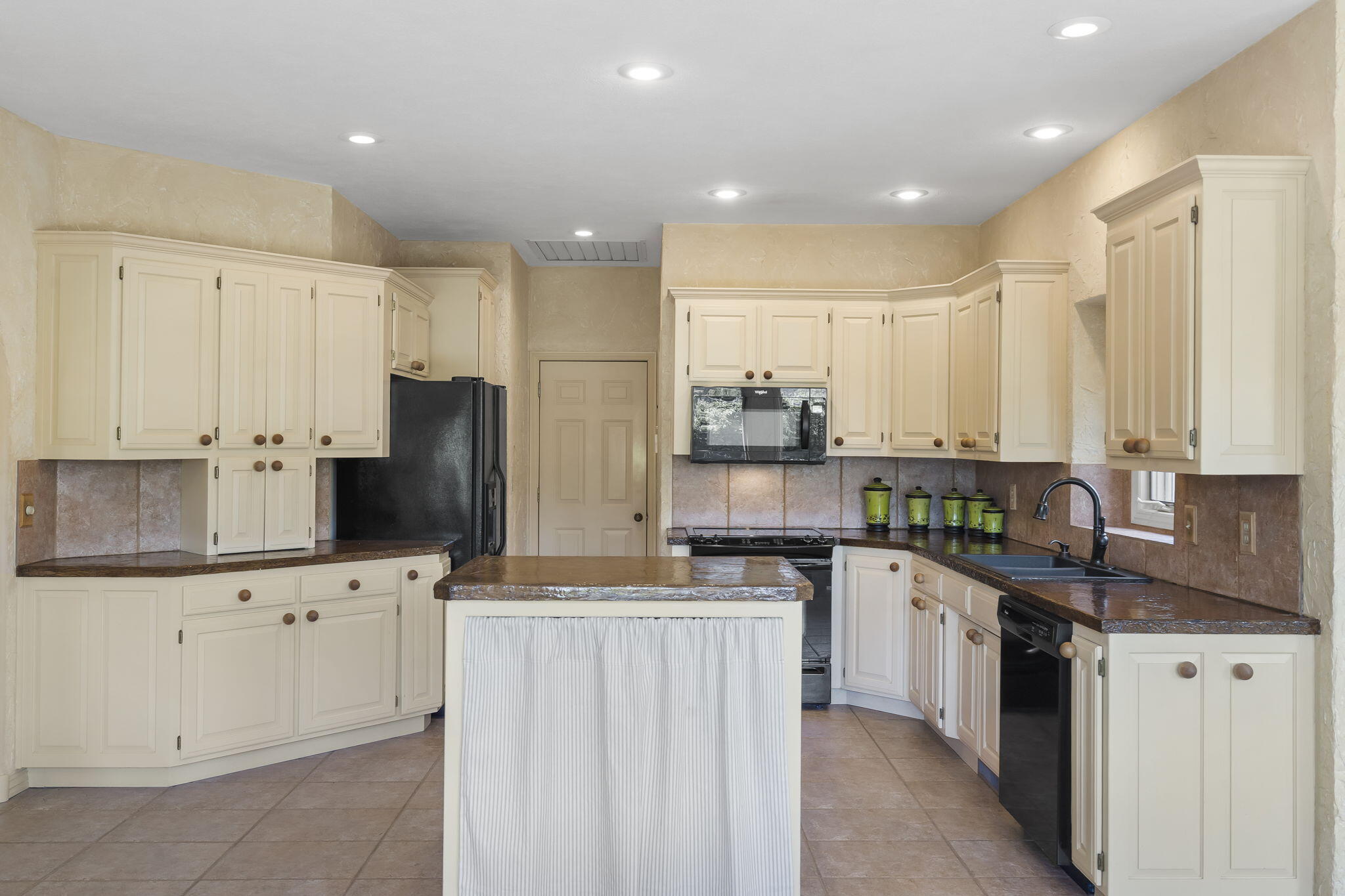 966 South Carriage Avenue Property Photo 9