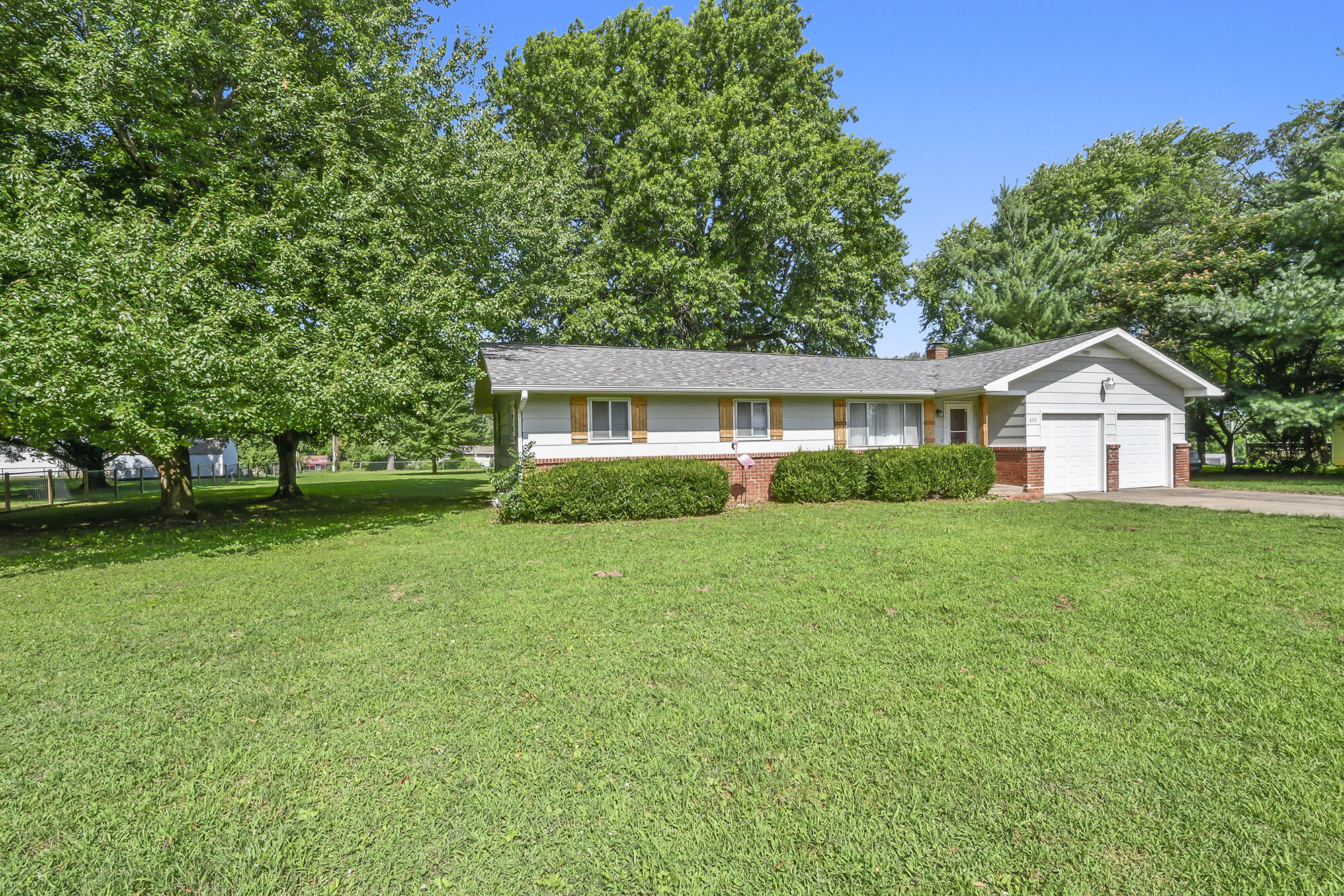 613 South Miller Road Property Photo 2