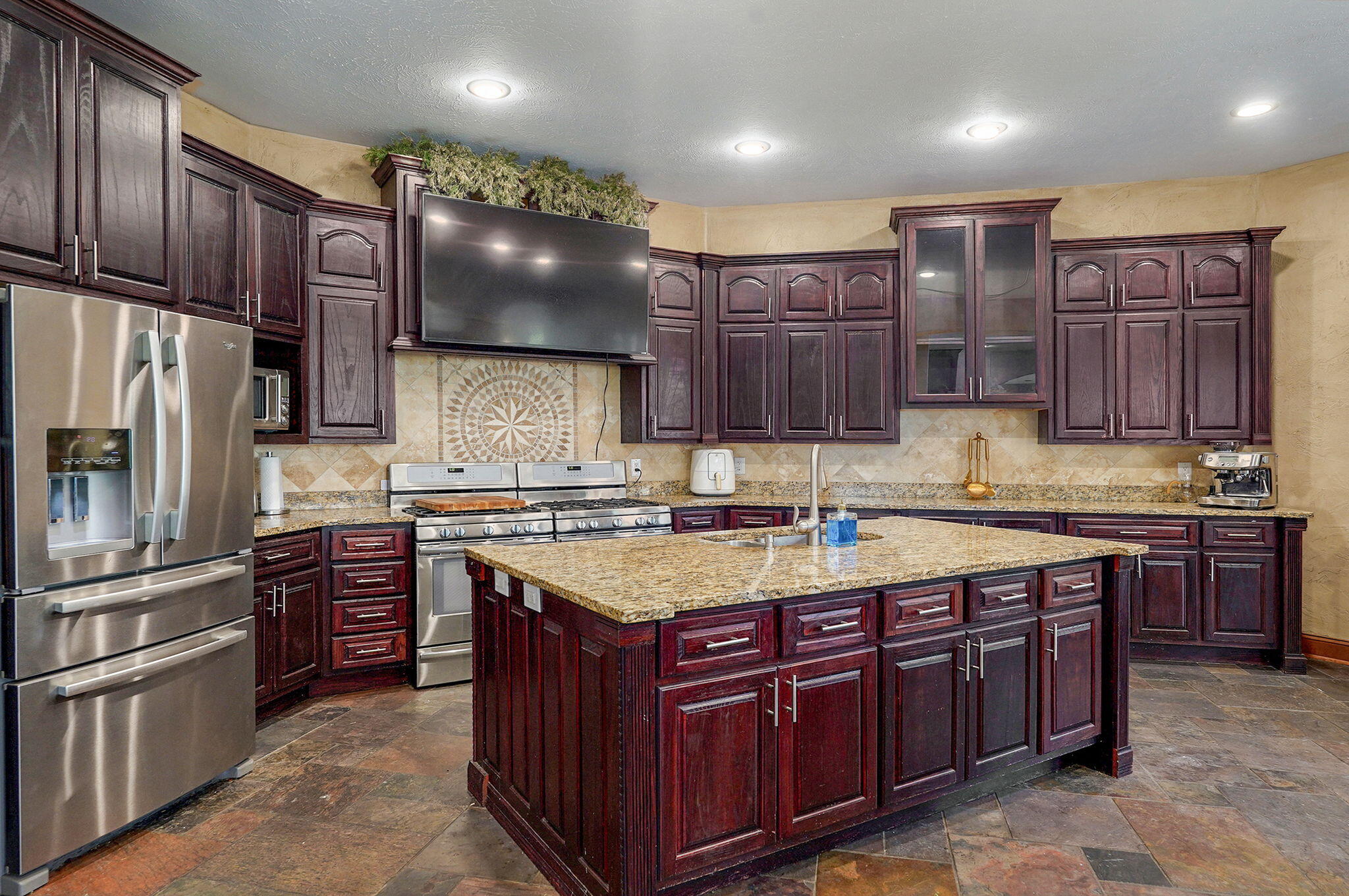 7906 West Farm Road 94 Property Photo 5