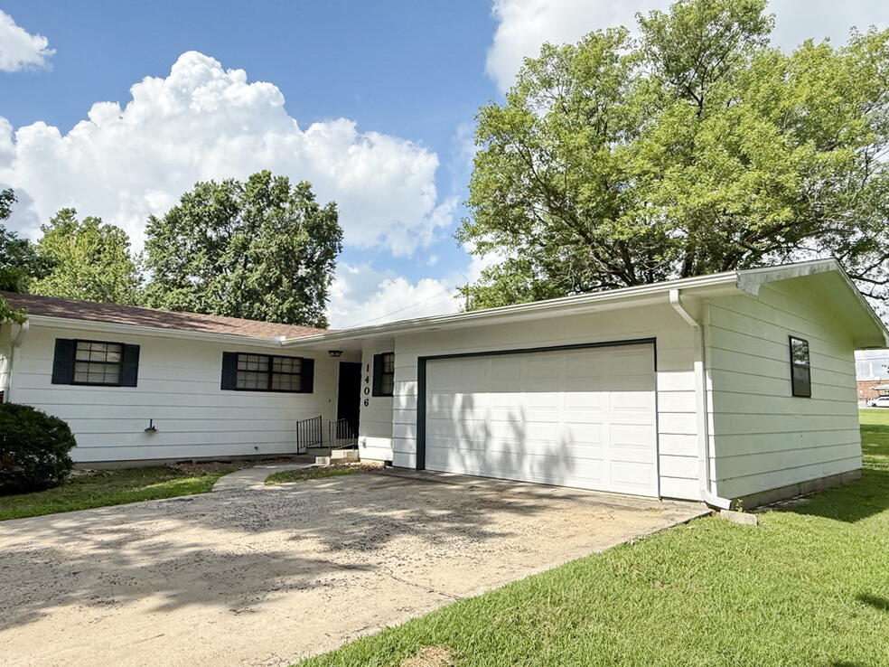 1406 South Summer Street Property Photo 2