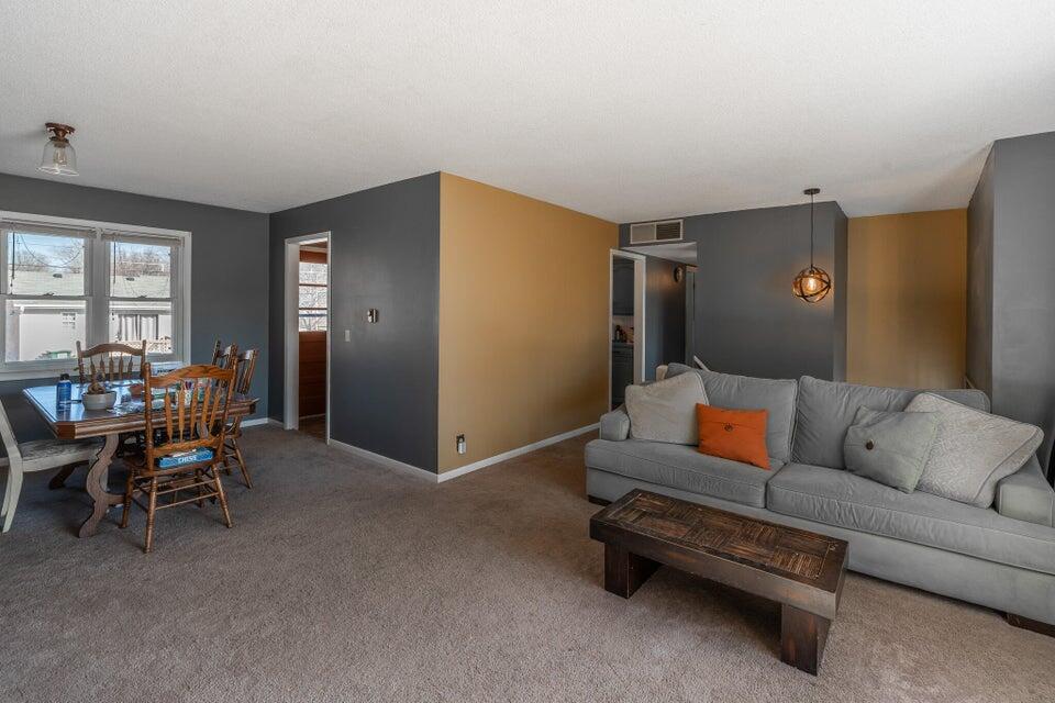 905 East Drake Street Property Photo 4