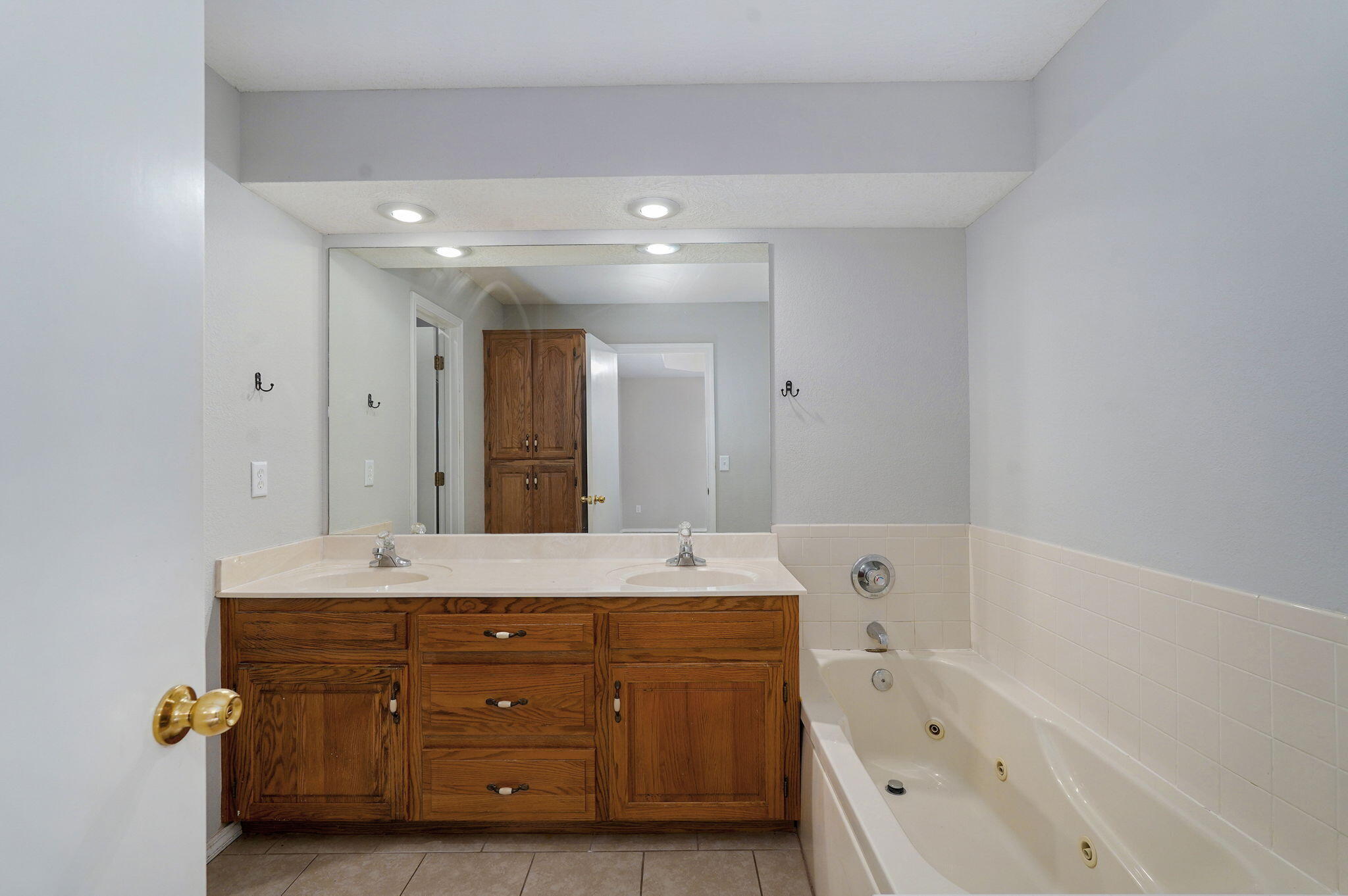 956 South Greentree Avenue Property Photo 15