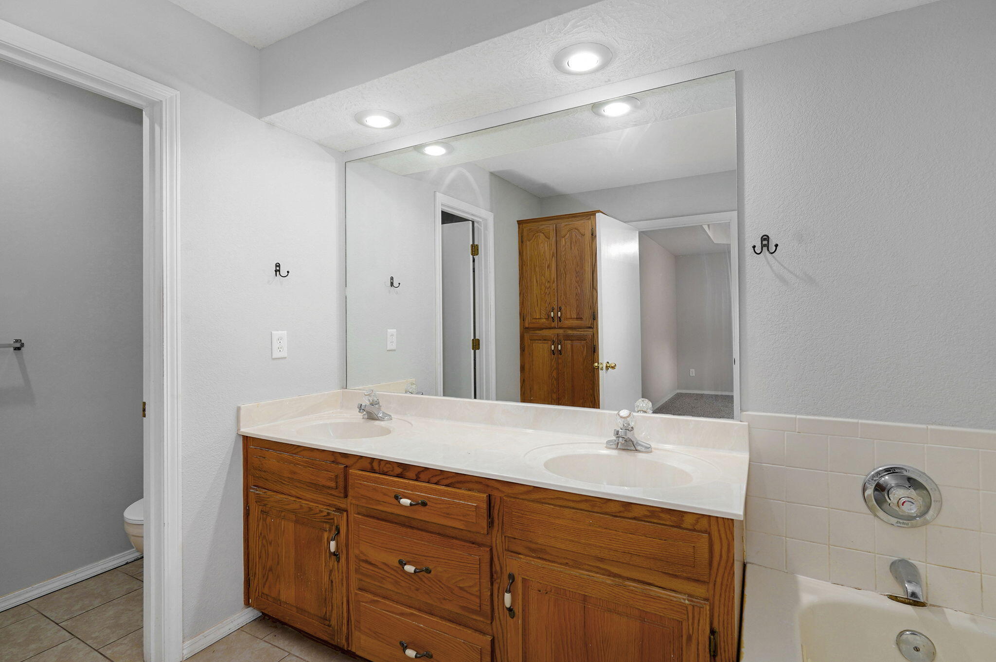 956 South Greentree Avenue Property Photo 17
