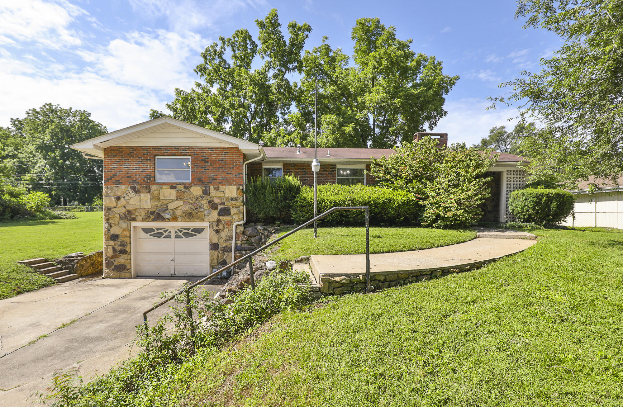 2114 East Walnut Street Property Photo 1