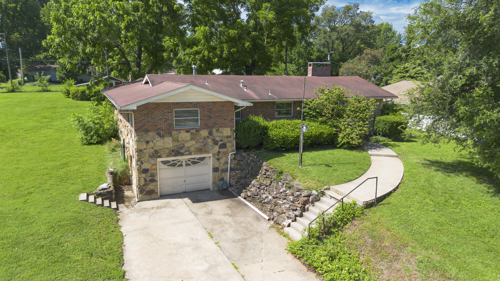 2114 East Walnut Street Property Photo 2