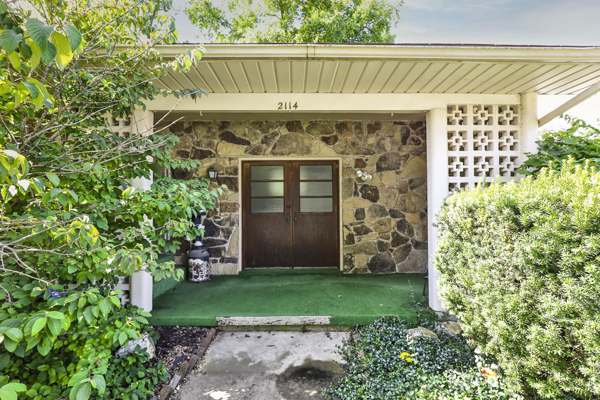 2114 East Walnut Street Property Photo 3