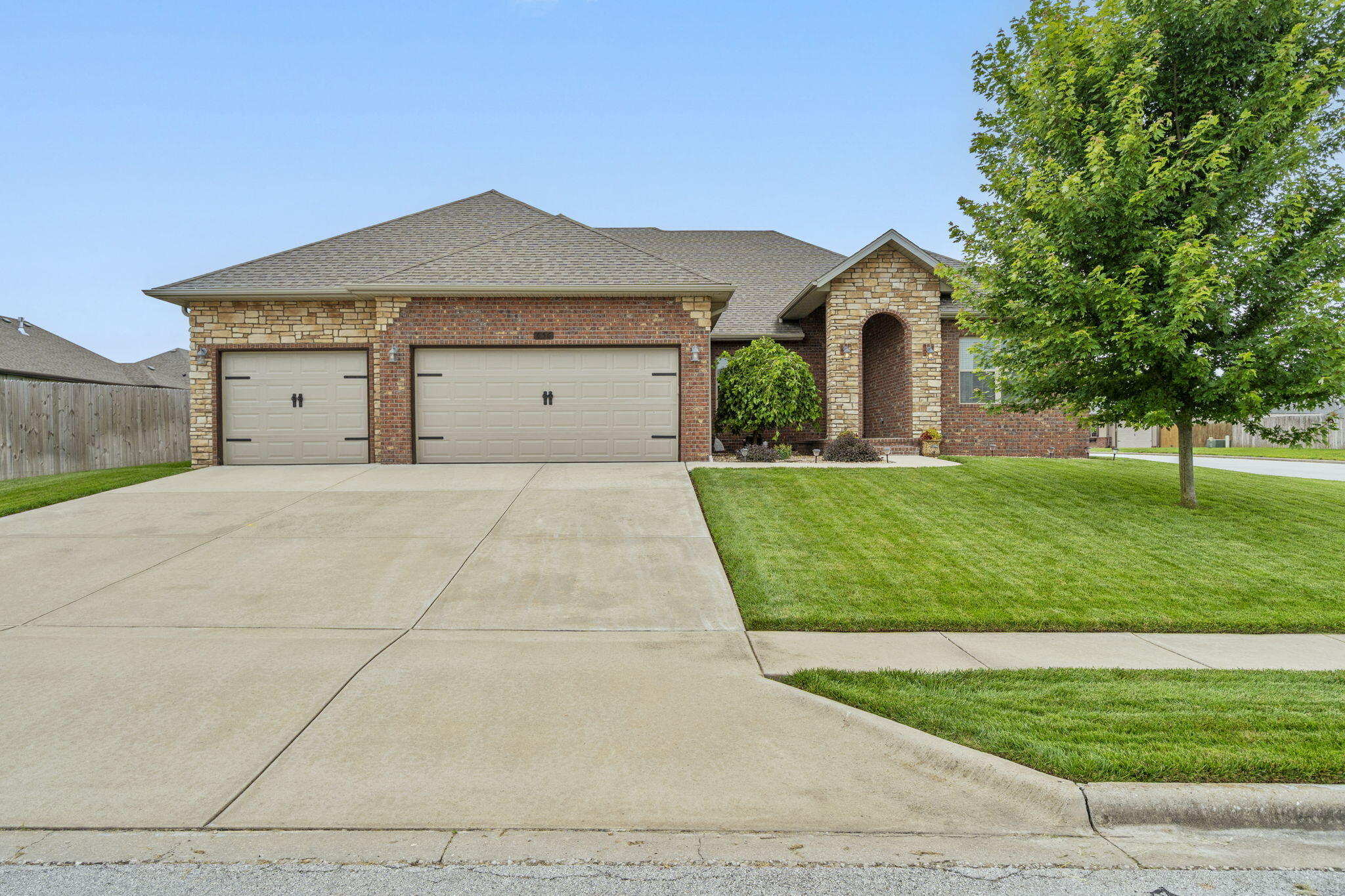 656 North Maplewood Hills Road Property Photo 1