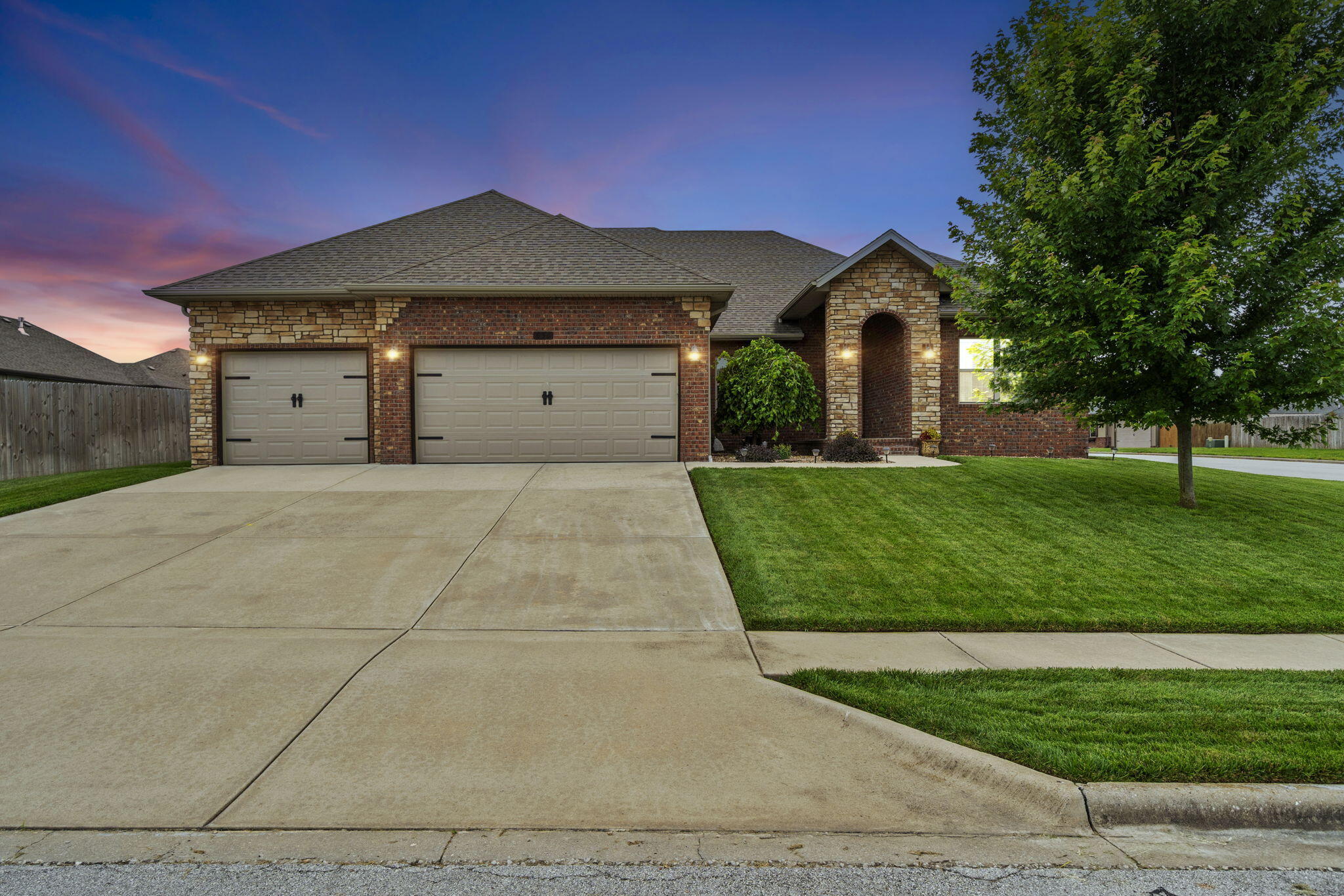 656 North Maplewood Hills Road Property Photo 1