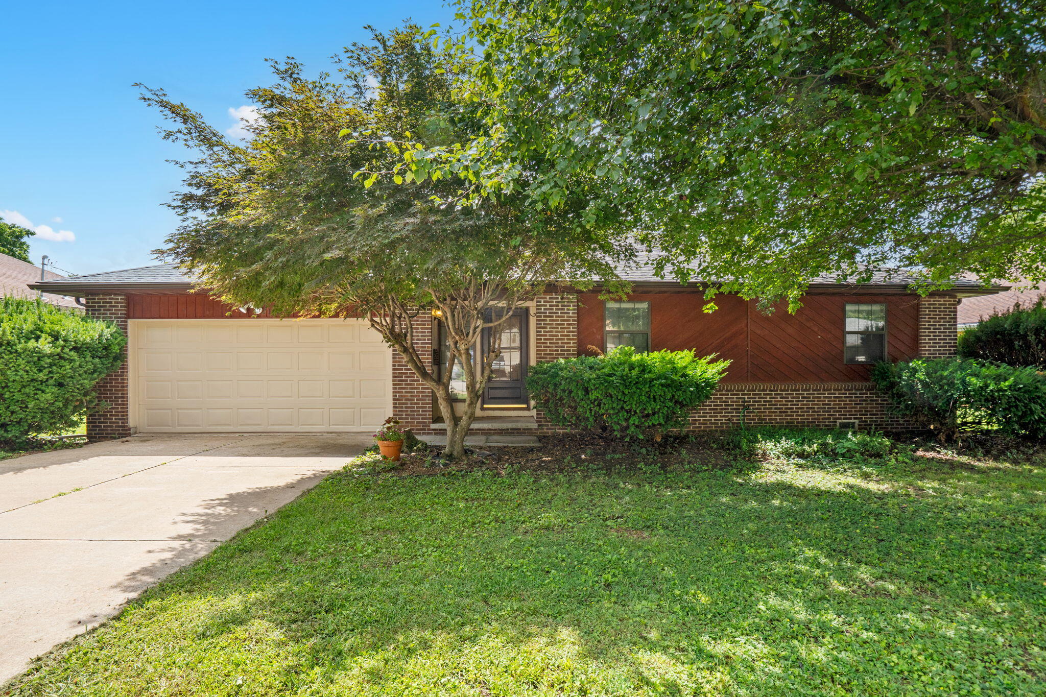 2118 South Butterfly Avenue Property Photo 1