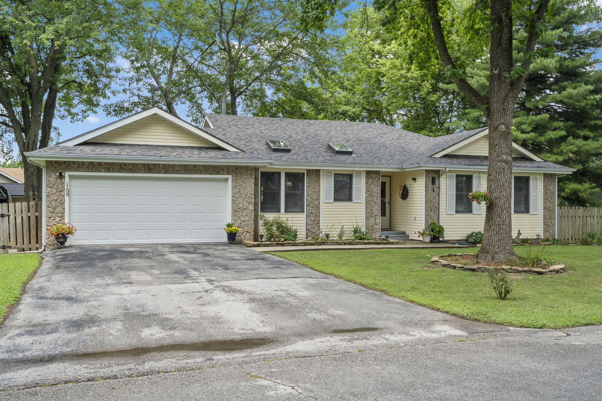 1109 Amy Lane Property Photo 2