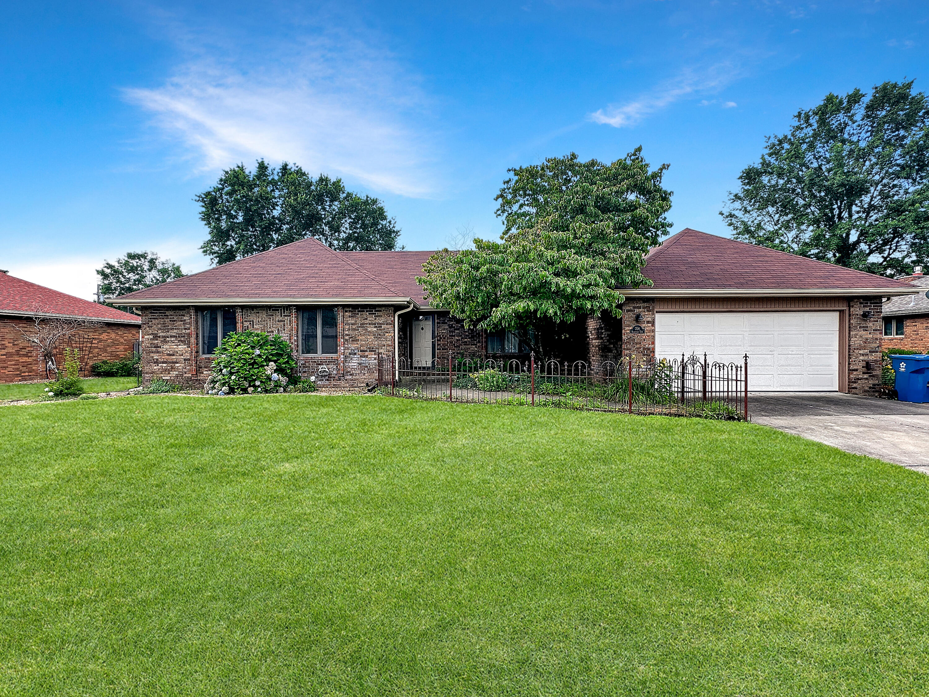 708 West Briarwood Lane Property Photo 1