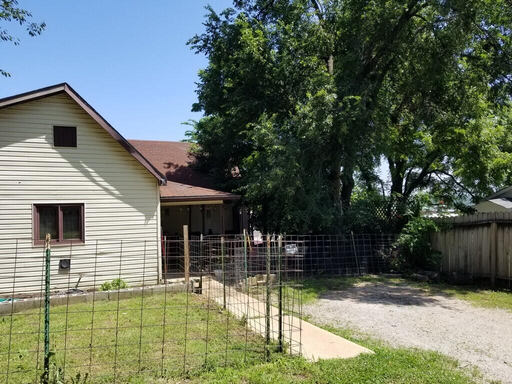 212 West Leyda Street Property Photo 4