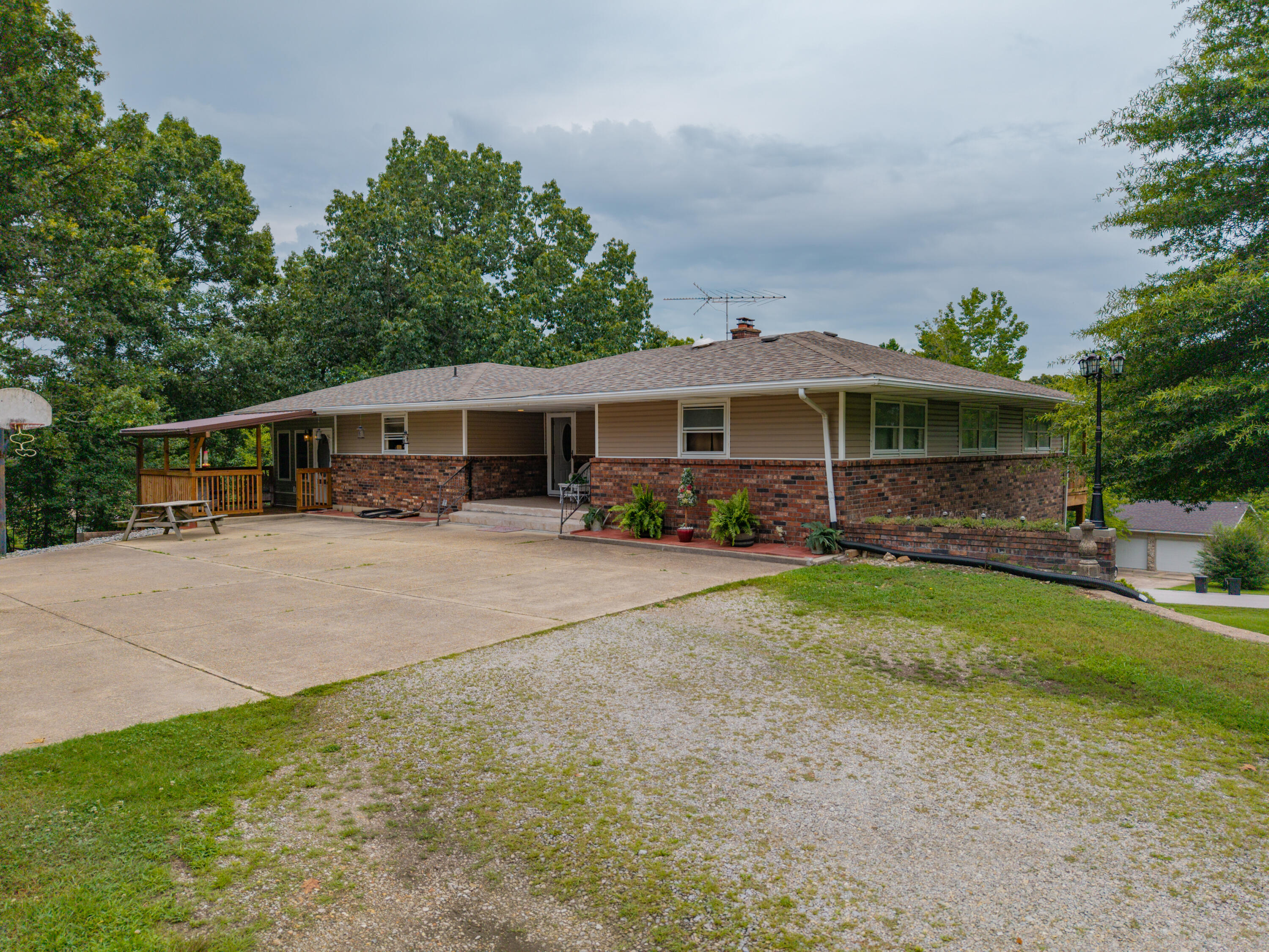 1904 Lakeview Drive Property Photo 1