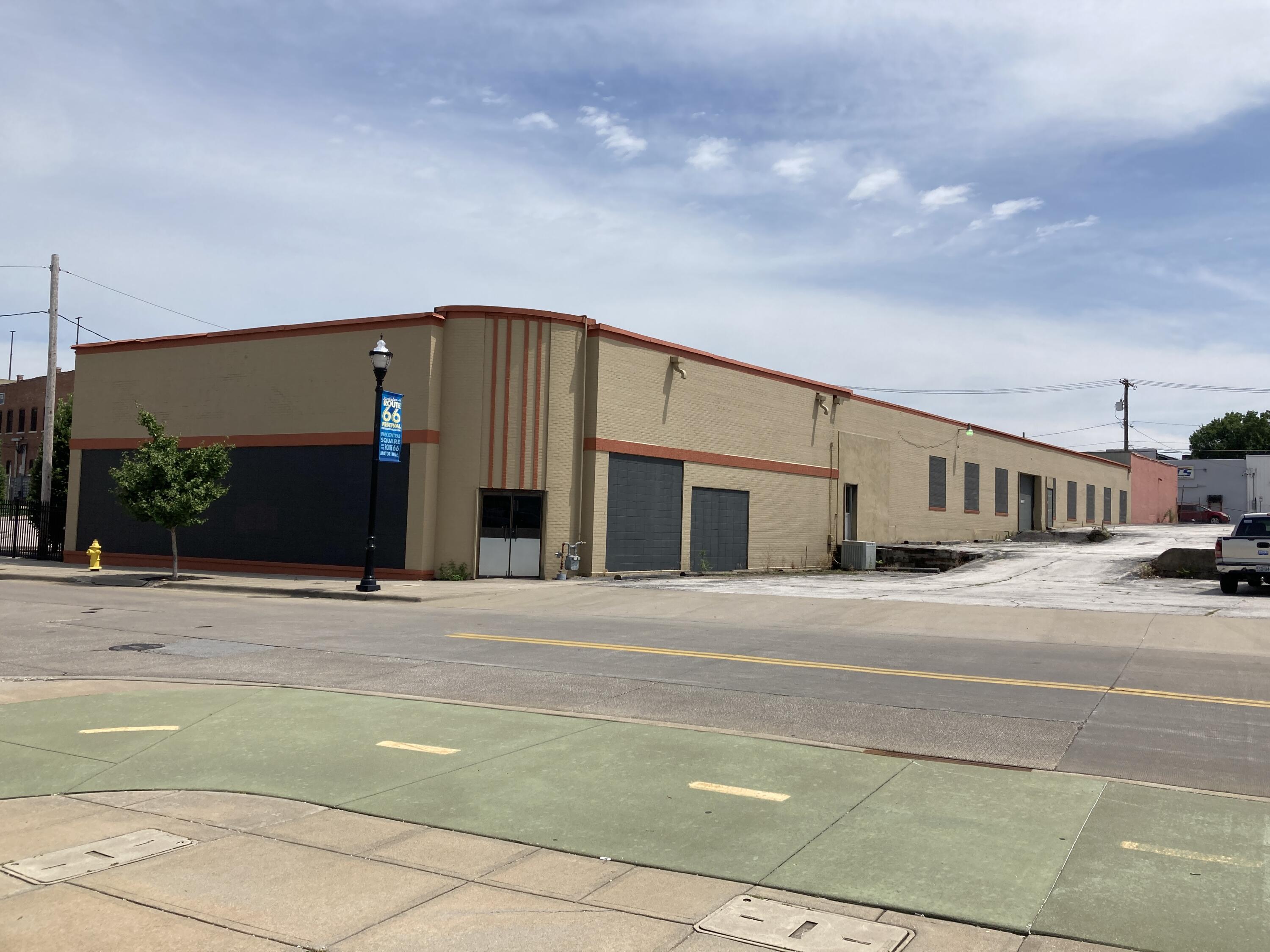 524 West College Street Property Photo 1