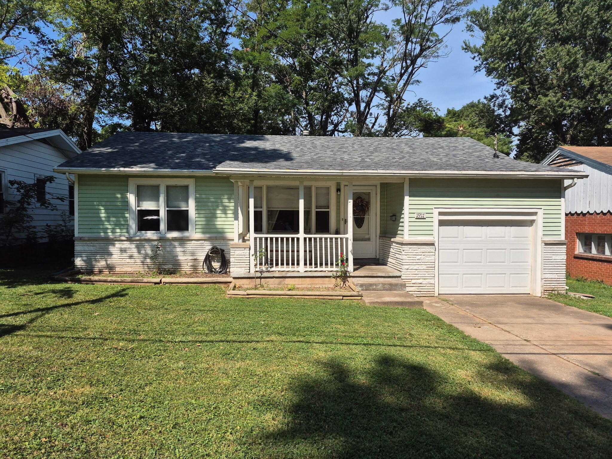 1917 South Weaver Avenue Property Photo 1