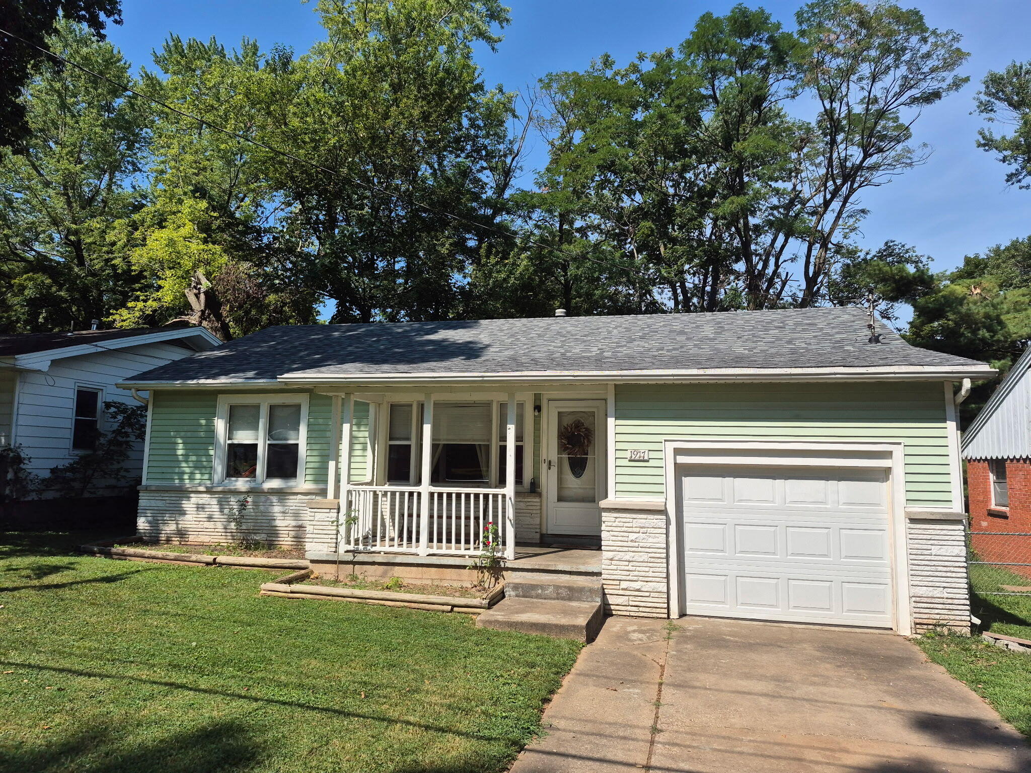 1917 South Weaver Avenue Property Photo 2