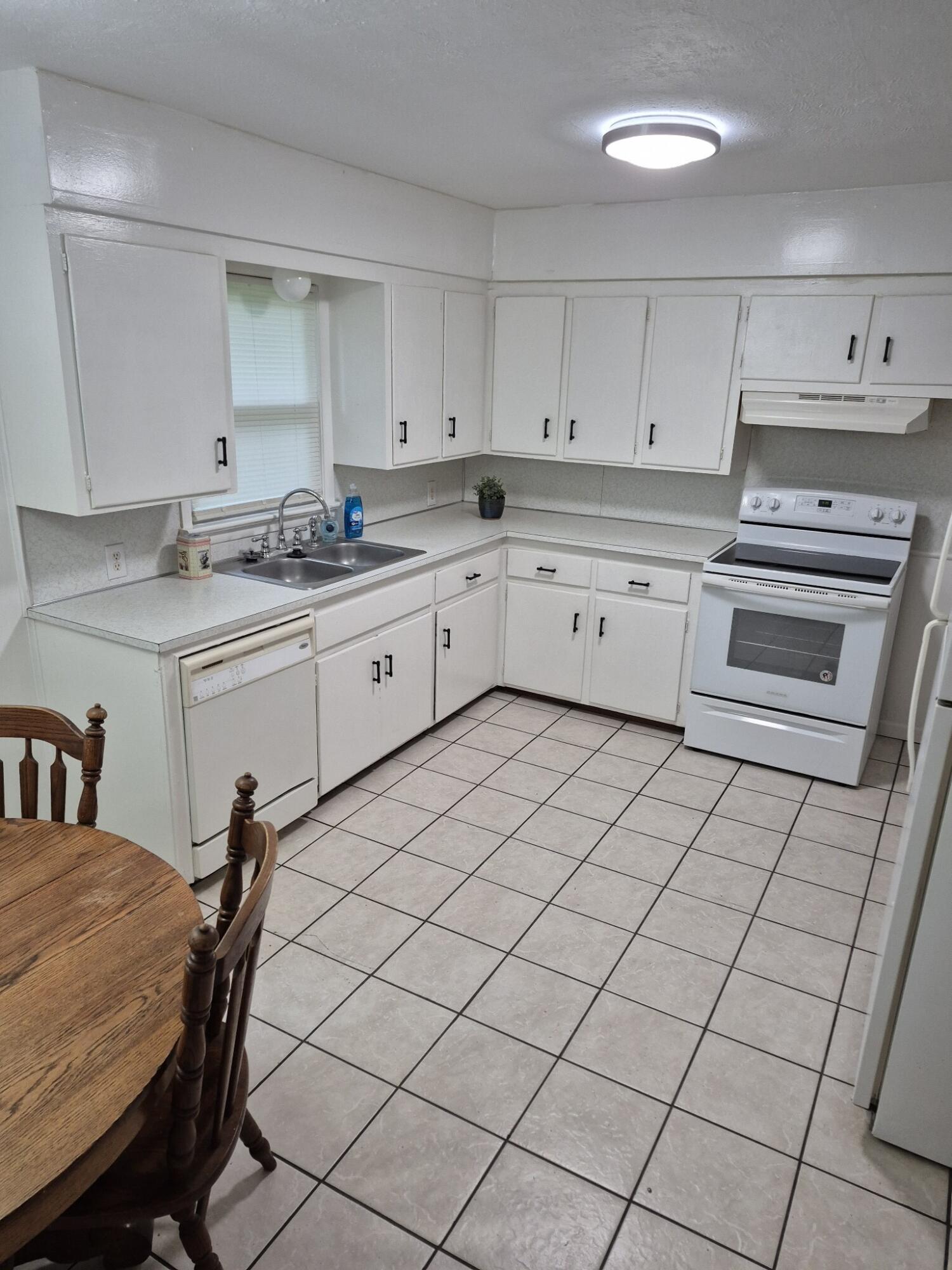 1917 South Weaver Avenue Property Photo 8