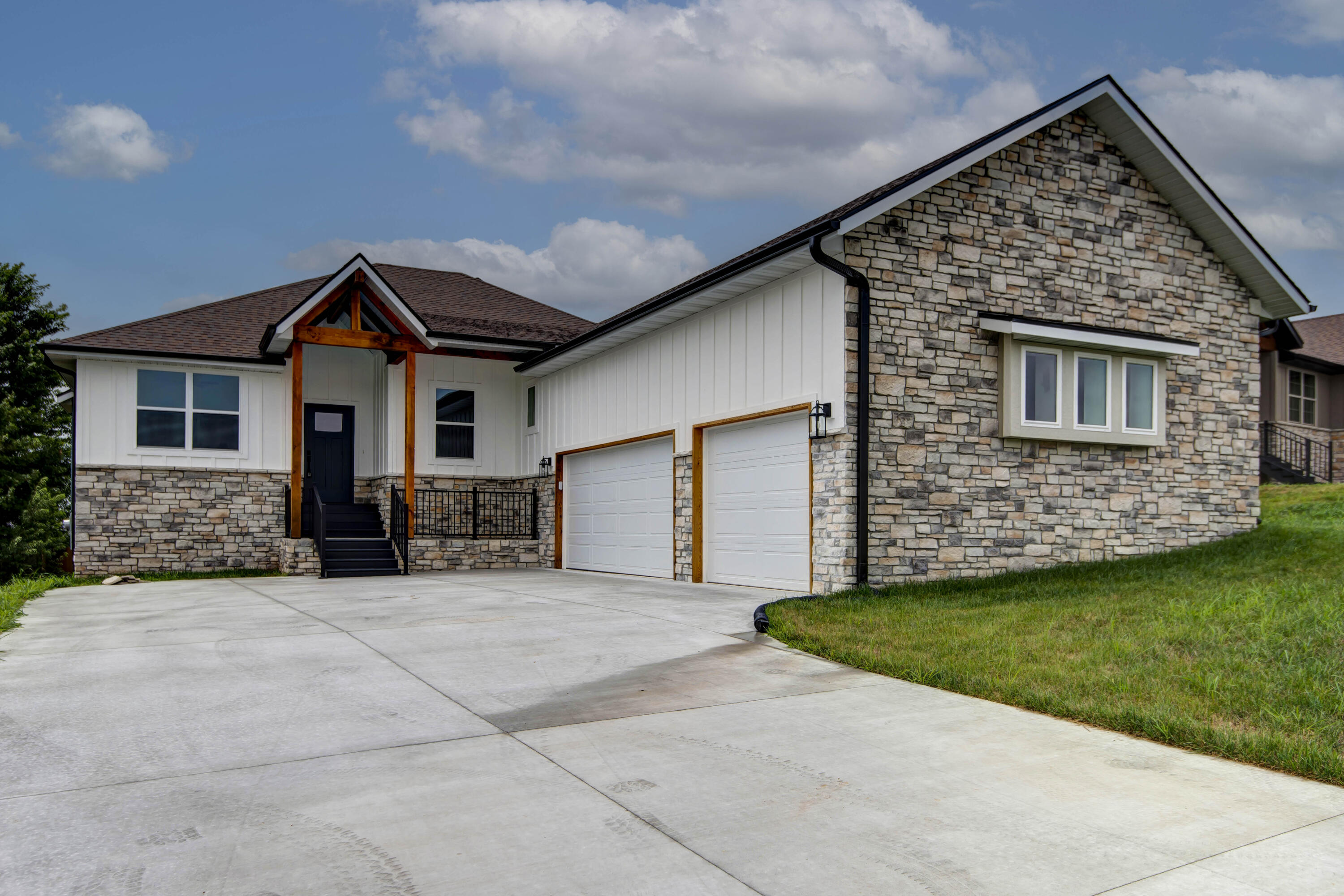 2212 Braxton Court Property Photo 1