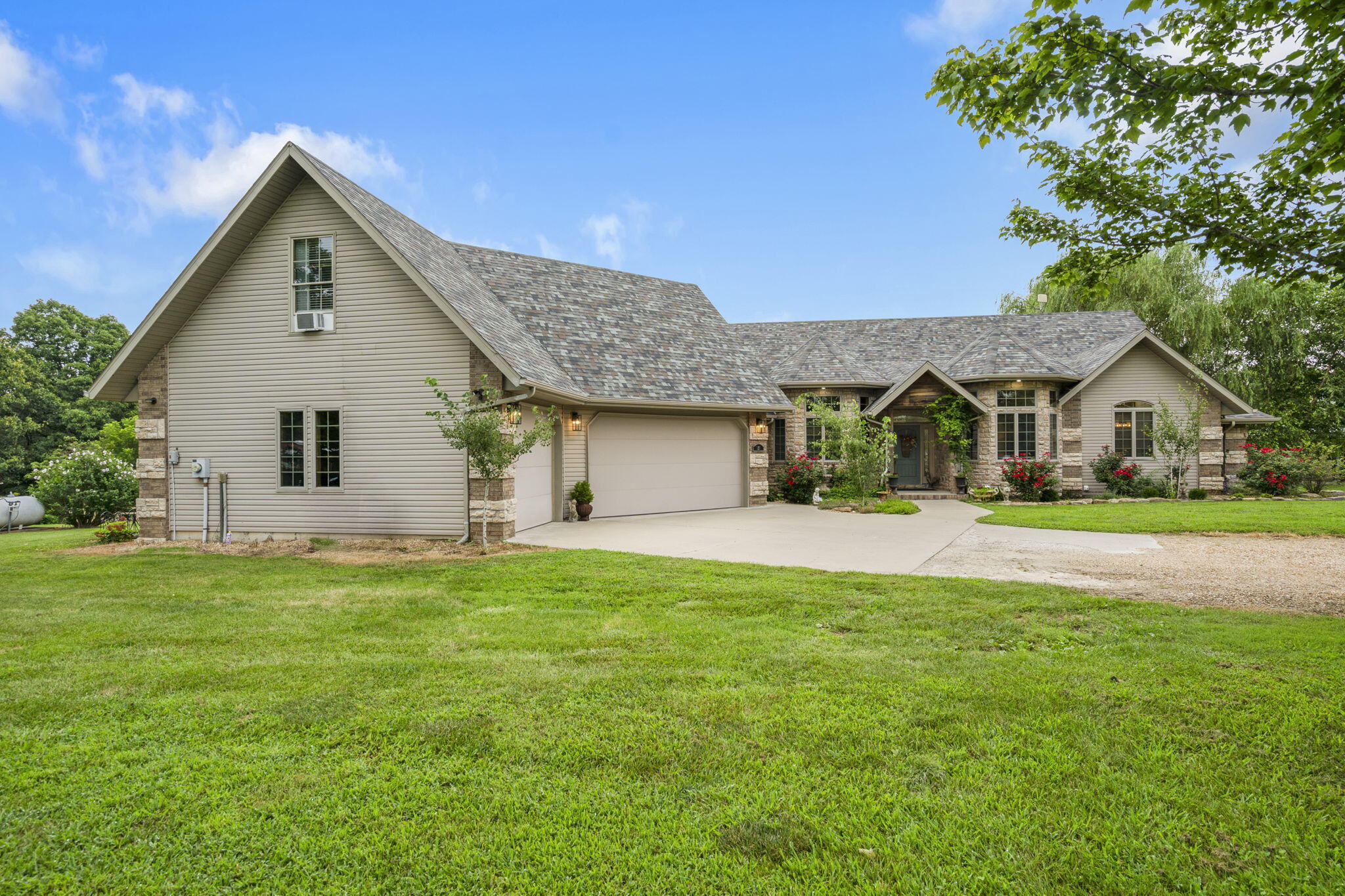 121 Stonehaven Drive Property Photo 3