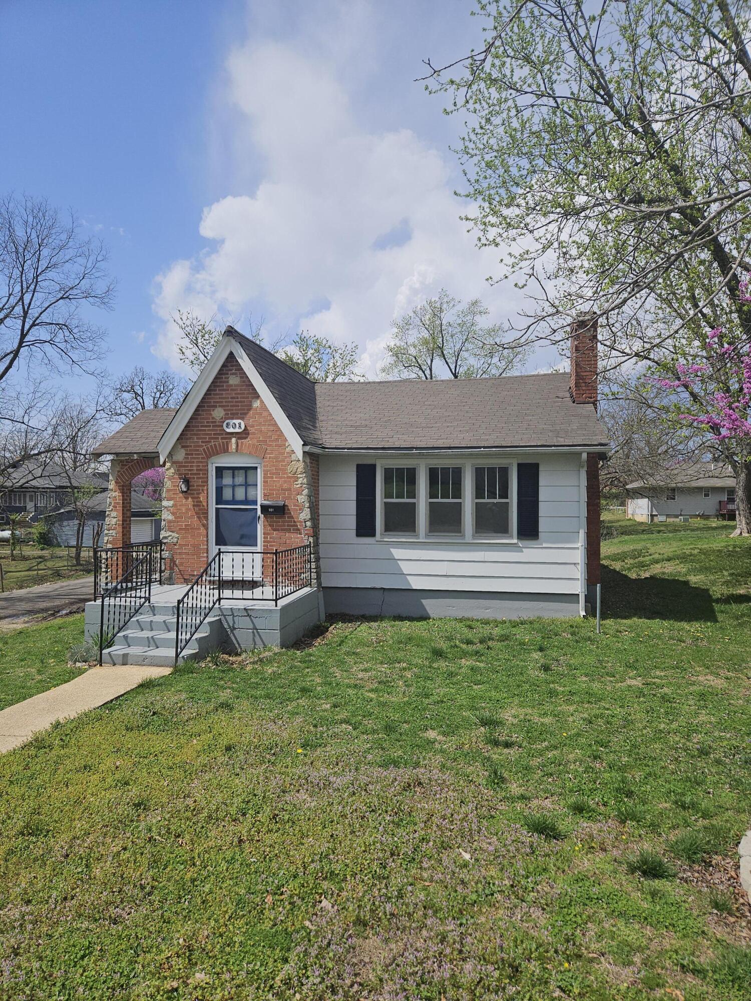 601 North Harris Street Property Photo 1
