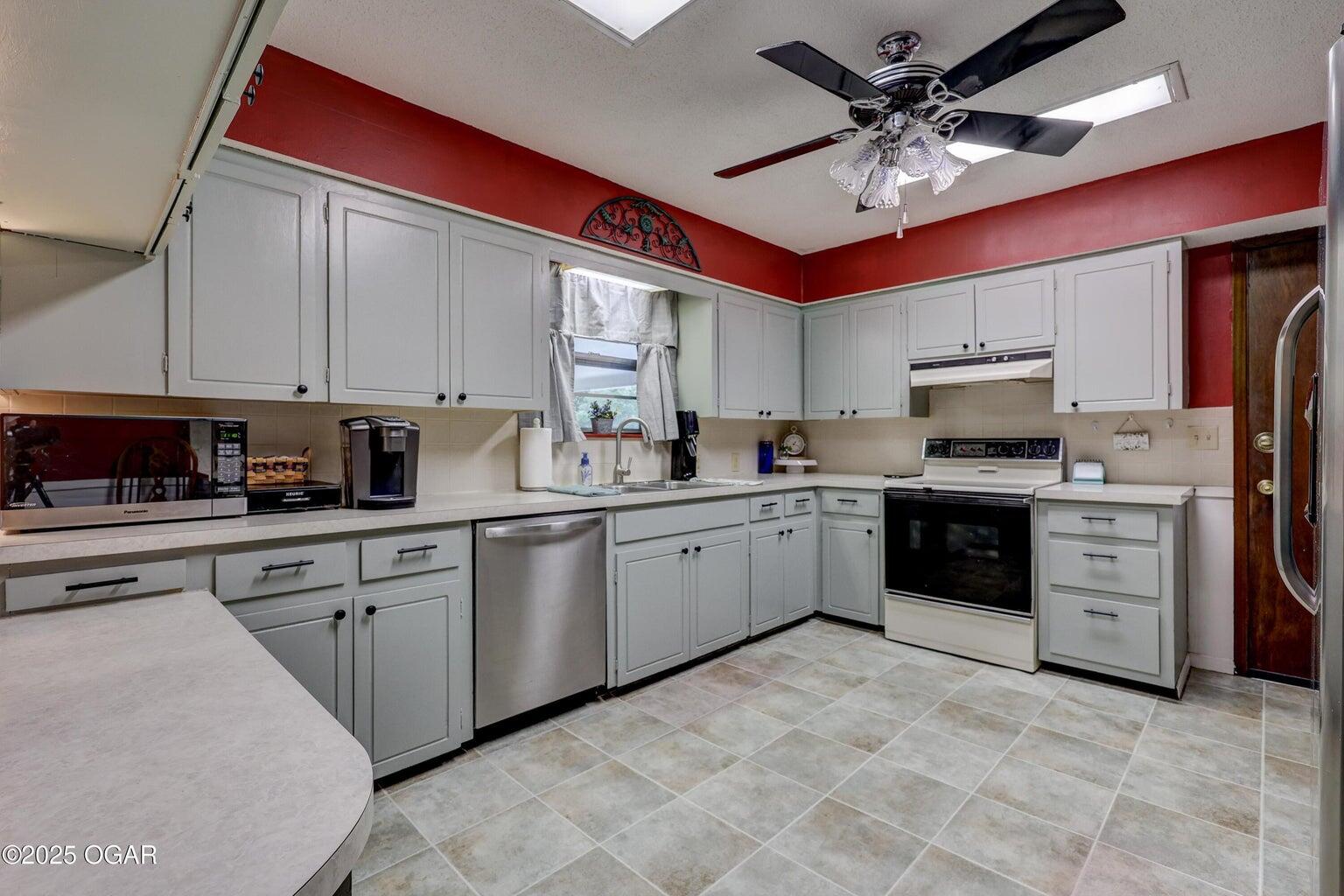 10871 Roblin Drive Property Photo 5