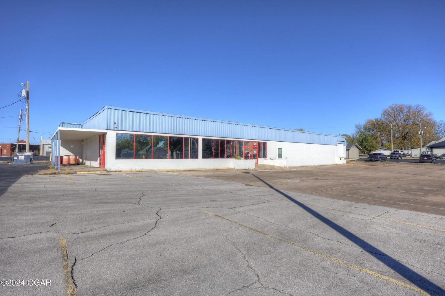 905 West Broadway Street Property Photo 1