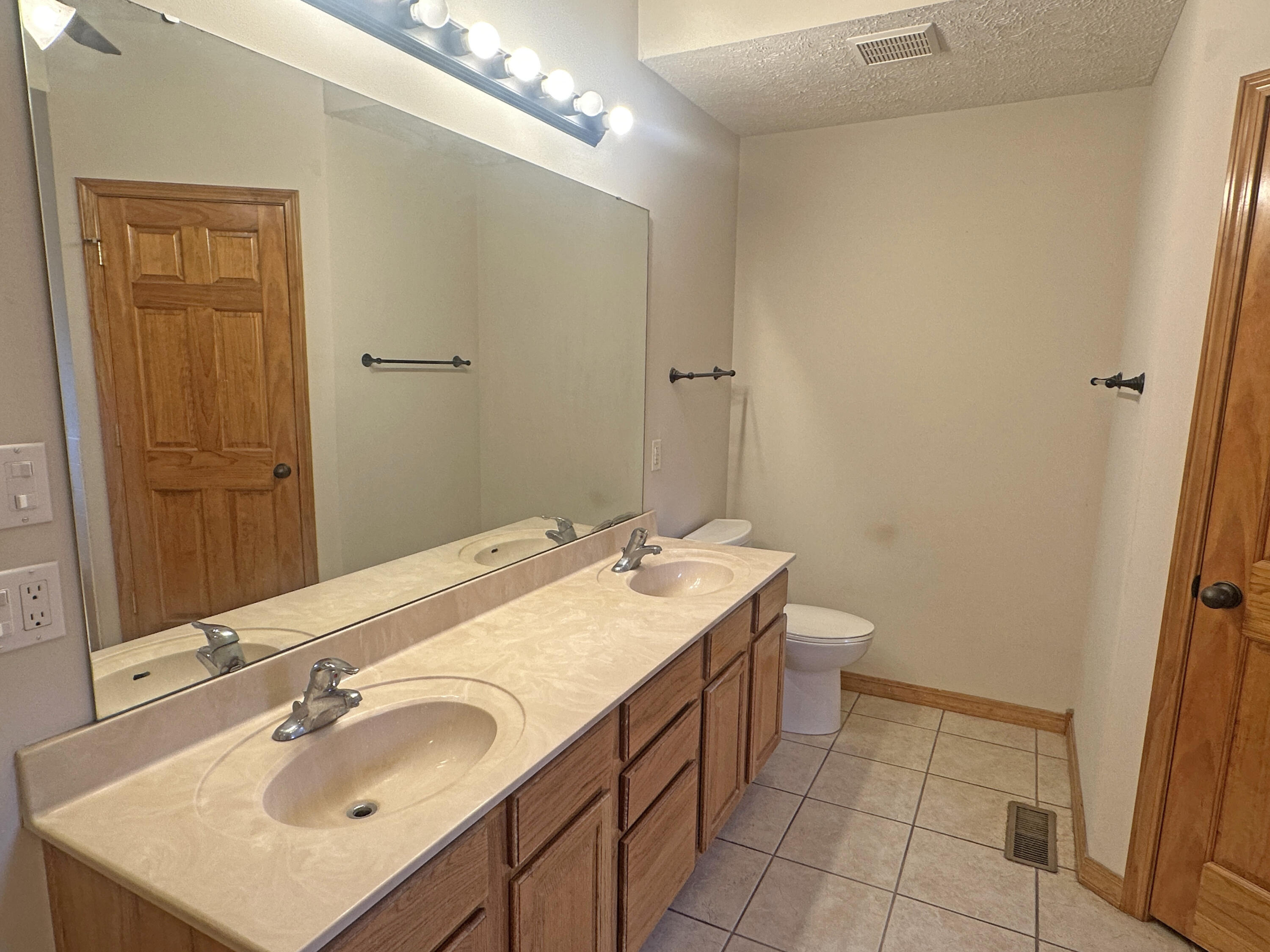 1105 East Eagle Rock Drive Property Photo 14