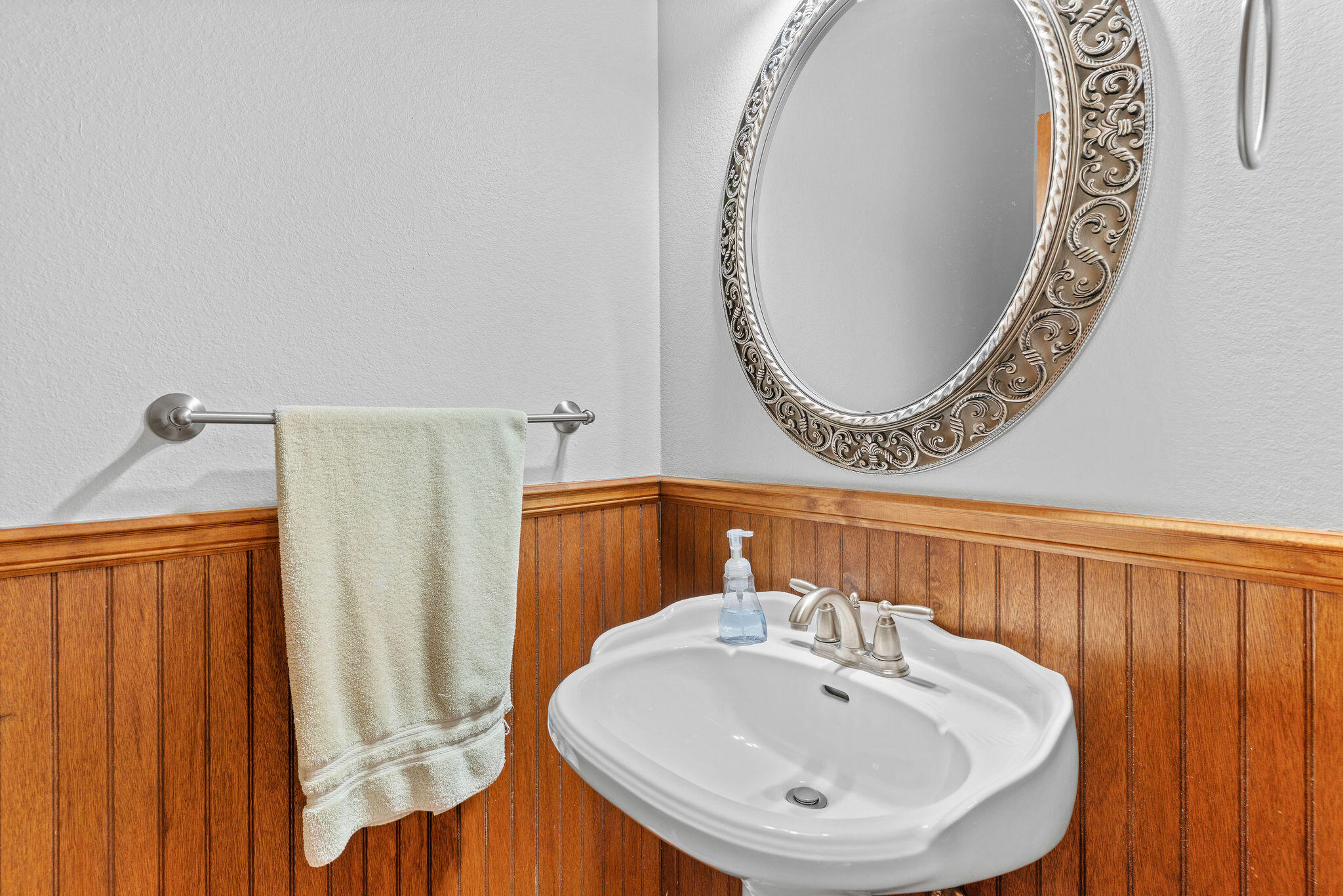 5548 South Pinehurst Avenue Property Photo 8