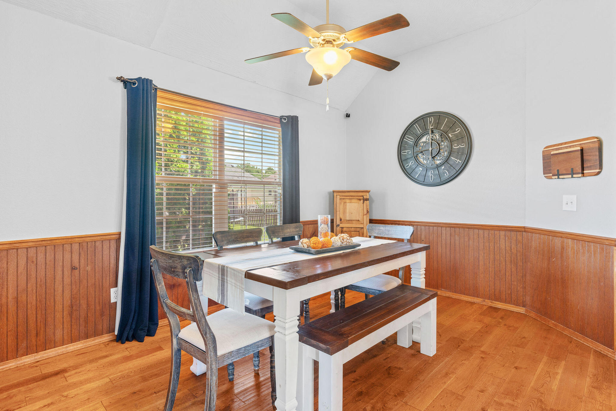 5548 South Pinehurst Avenue Property Photo 11