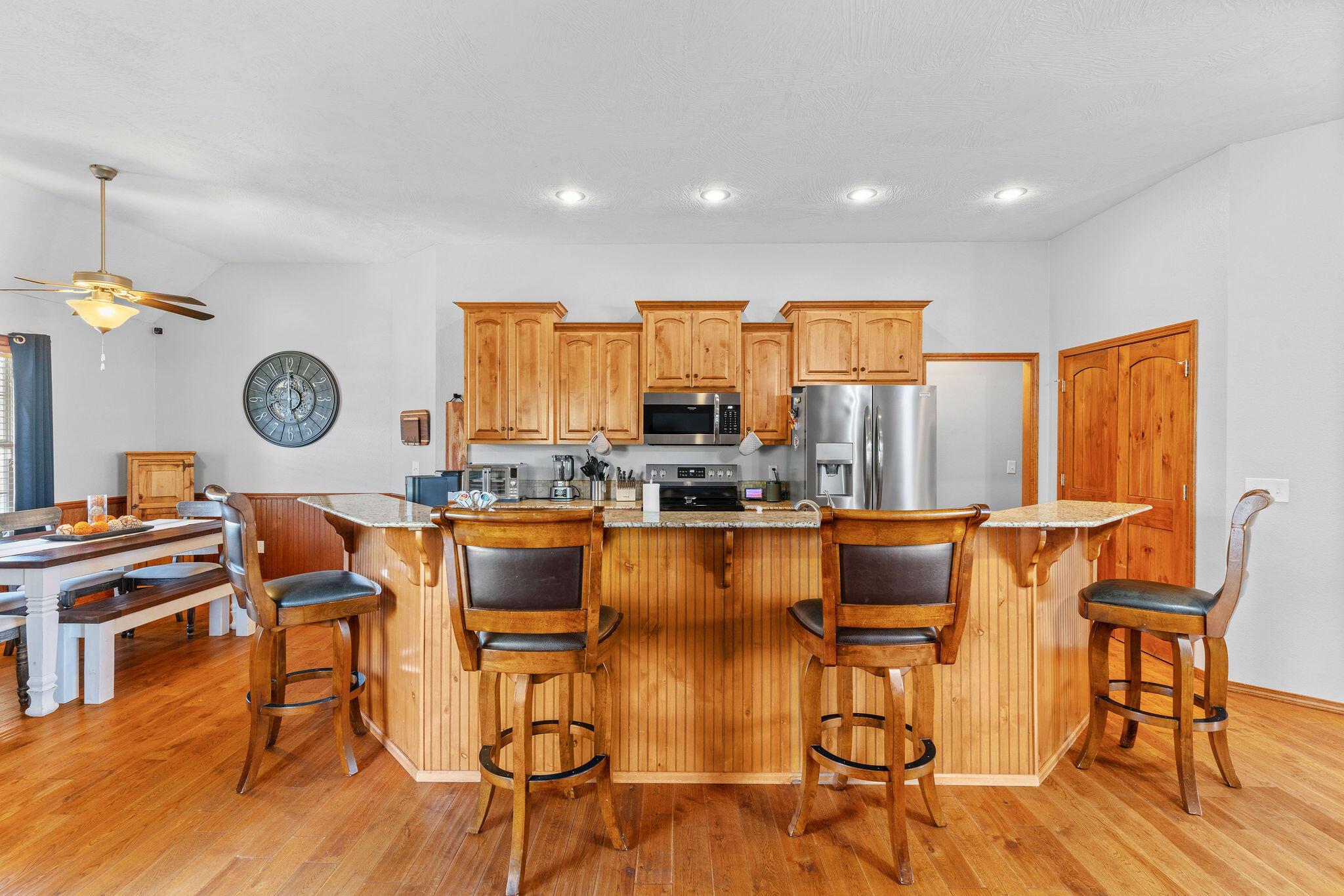 5548 South Pinehurst Avenue Property Photo 14