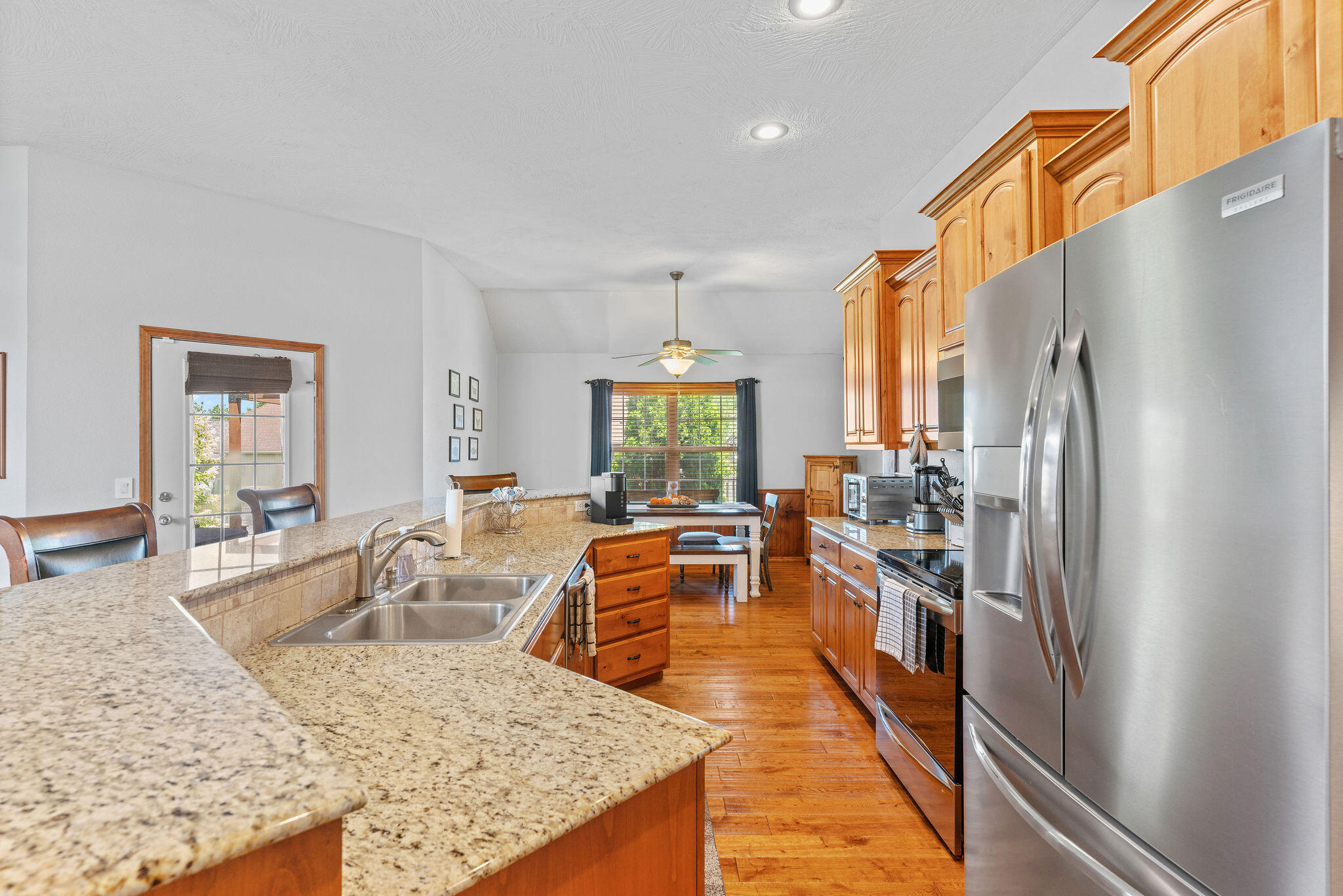 5548 South Pinehurst Avenue Property Photo 15