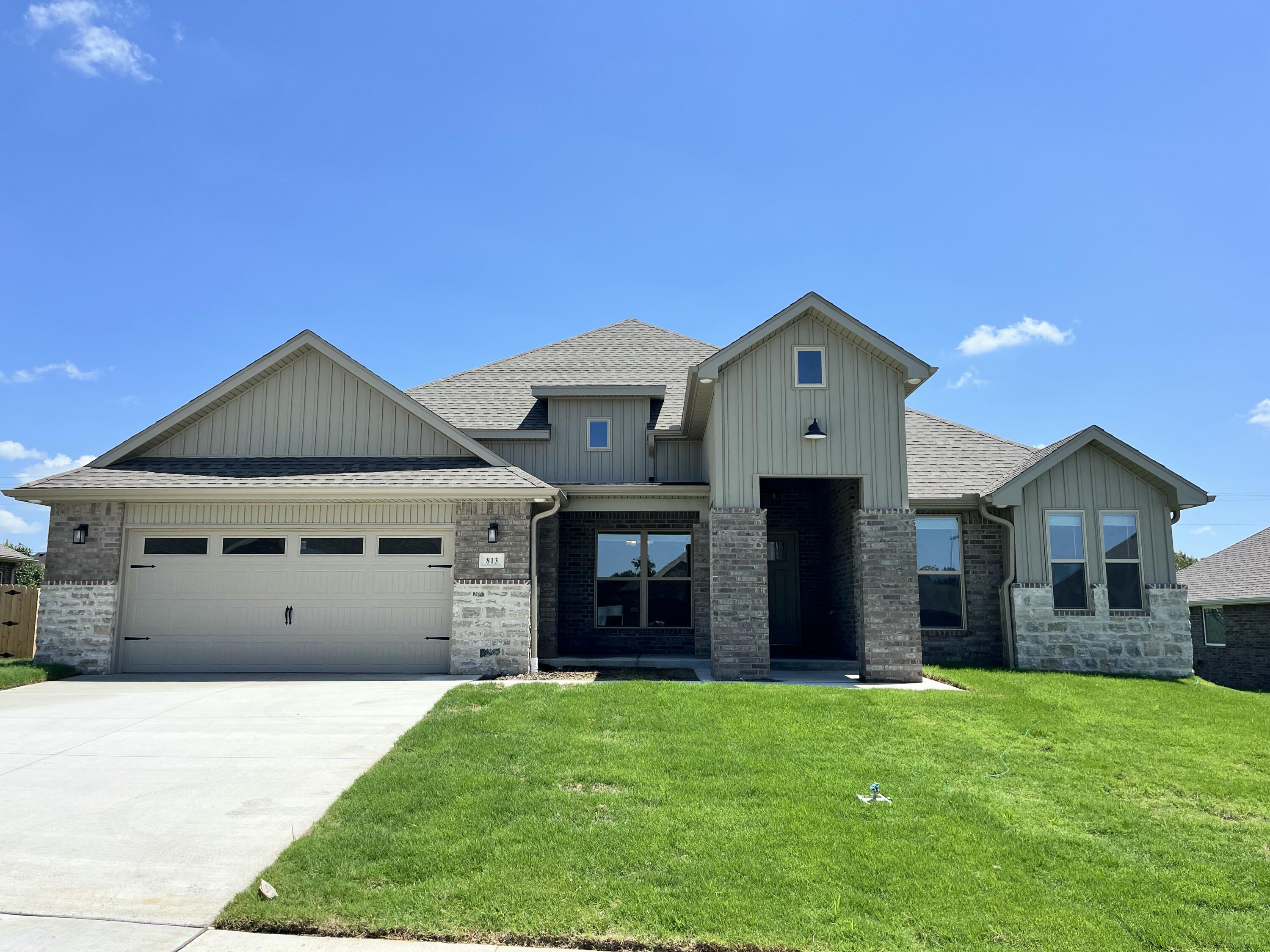 813 Silver Oaks Drive Property Photo 1