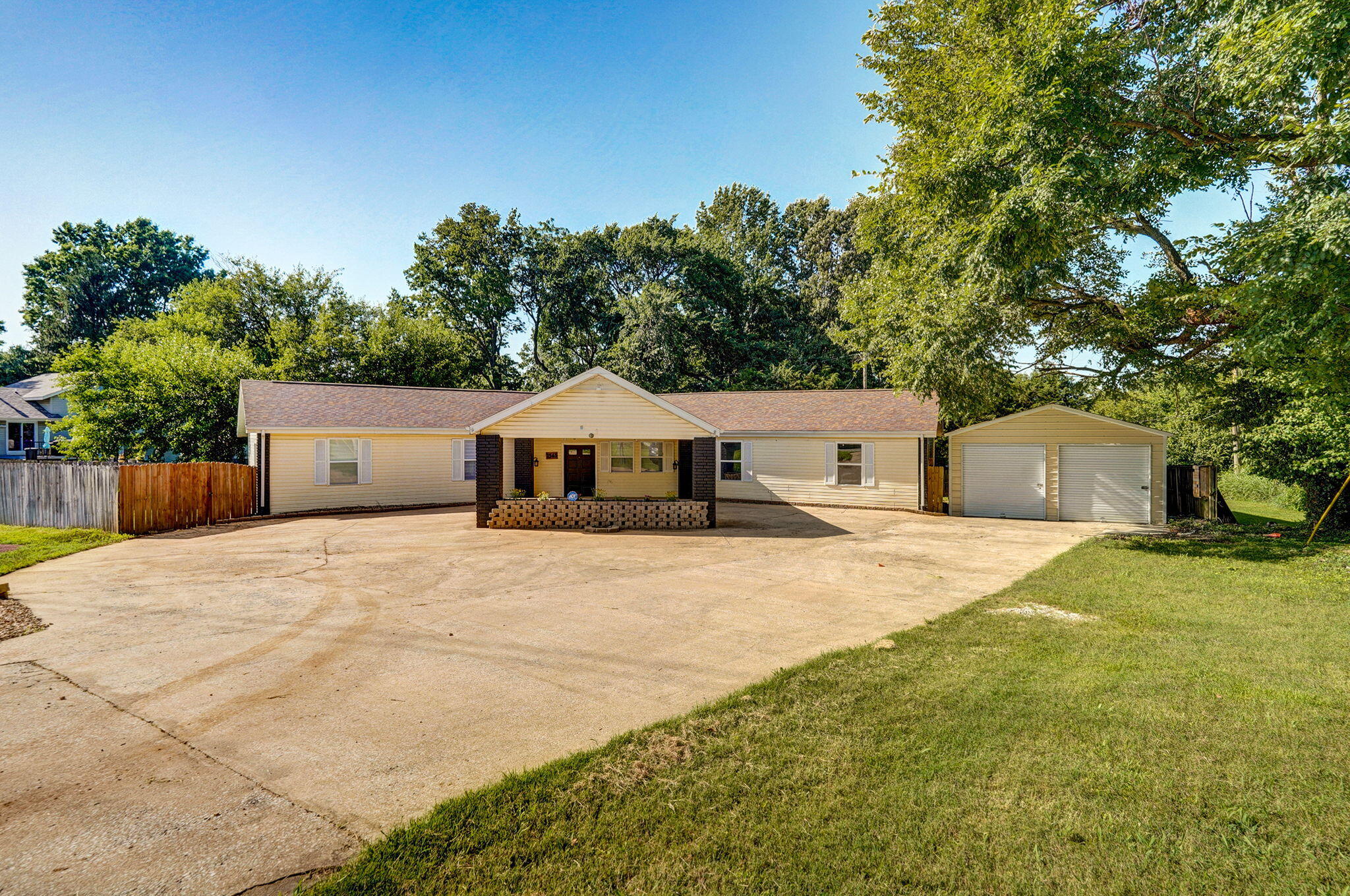 1565 East Briar Street Property Photo 1